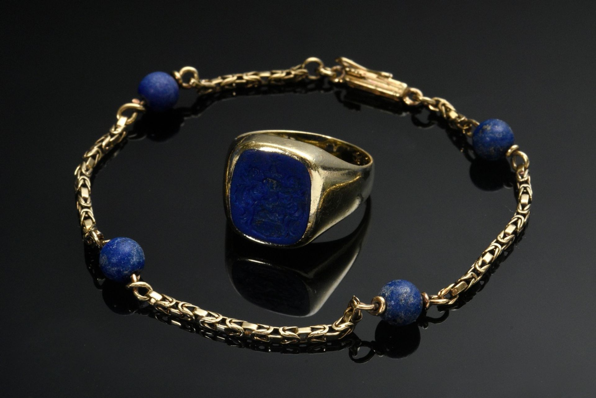 2 Various pieces of yellow gold 585 jewellery: 1 signet ring with engraved lapis lazuli plate (5,9g