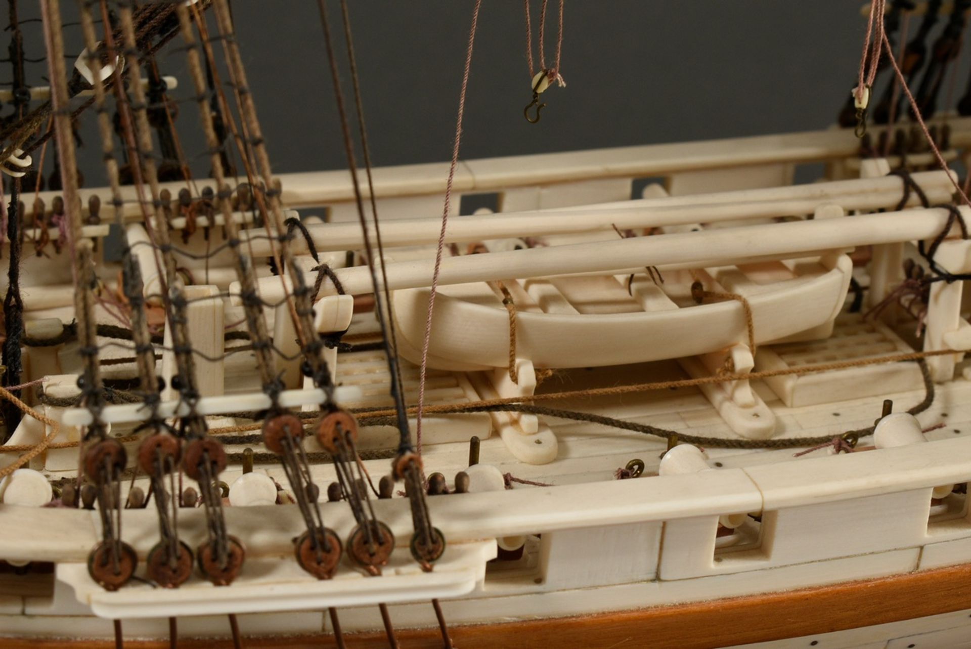 Scrimshaw model ship of the 18 gun brig "Irene" with filigree rigging on wooden base, detailed hand - Image 8 of 15