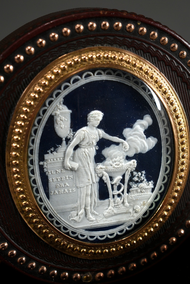 Small round snuffbox with microcarving in the lid "Woman at the altar of love" and inscription "Il  - Image 5 of 5