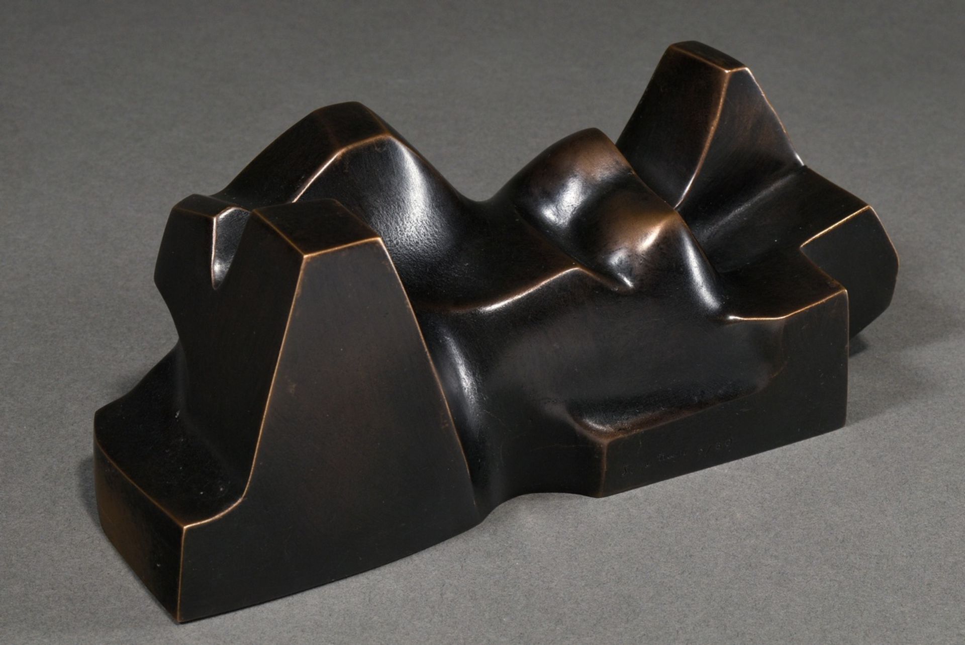 Schumann, Pierre (1917-2011) "Carrara liegend, weiblich", Bronze dunkel patiniert, 5/60, seitl. sig