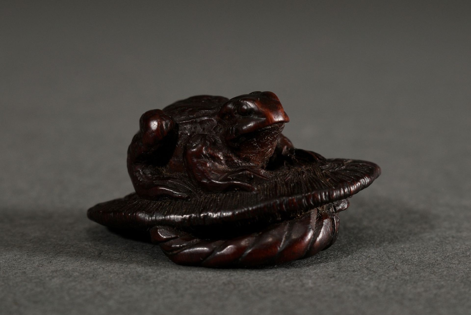 Small boxwood netsuke "Frog on upside down laying sandal", very expressive, sign. Kokei, 1,6x3,5cm, - Image 3 of 4