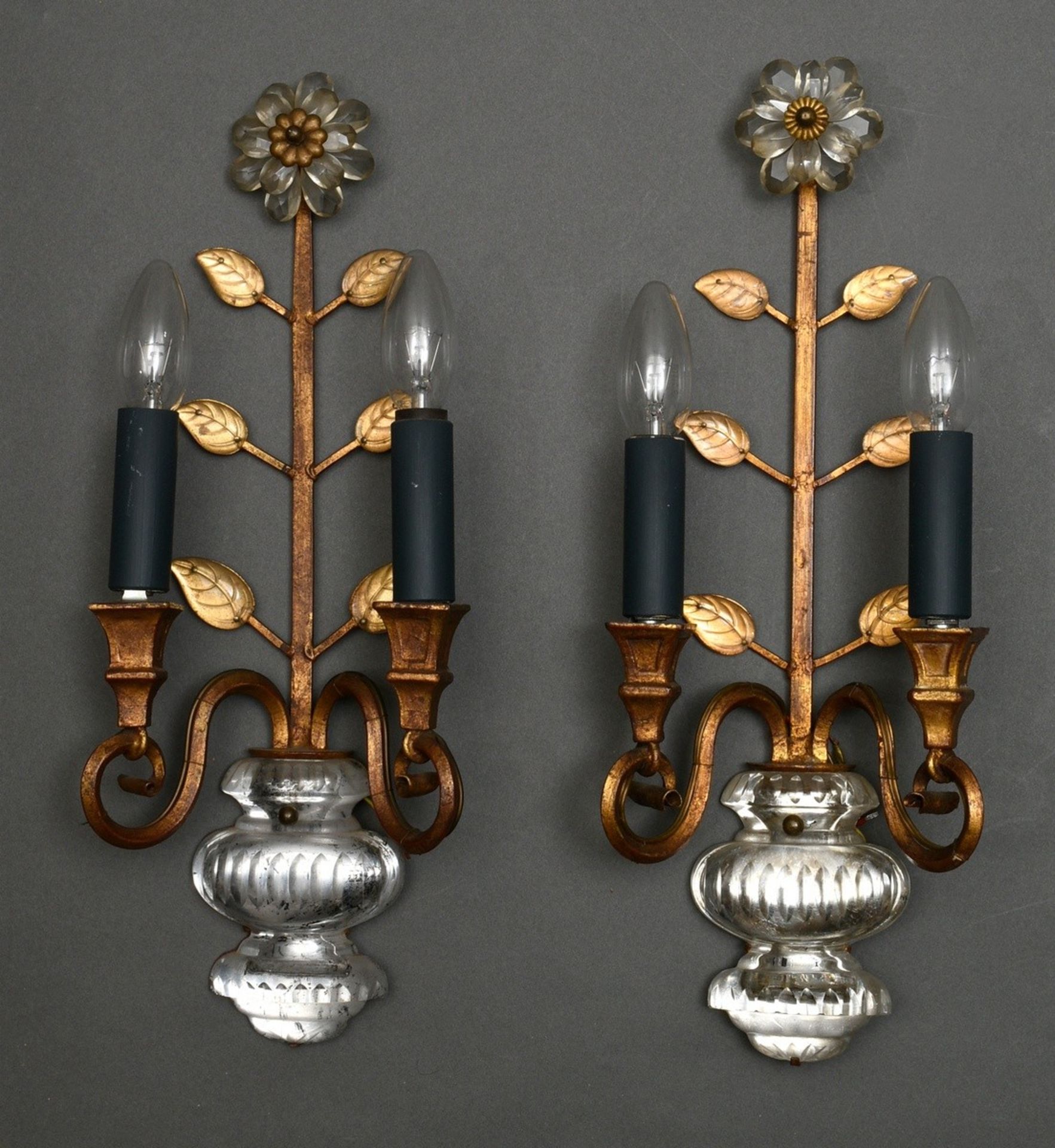 Pair of "Vases" wall lamps in Maison Baguès style, gilded metal with cut mirror glass and prismatic - Image 2 of 5