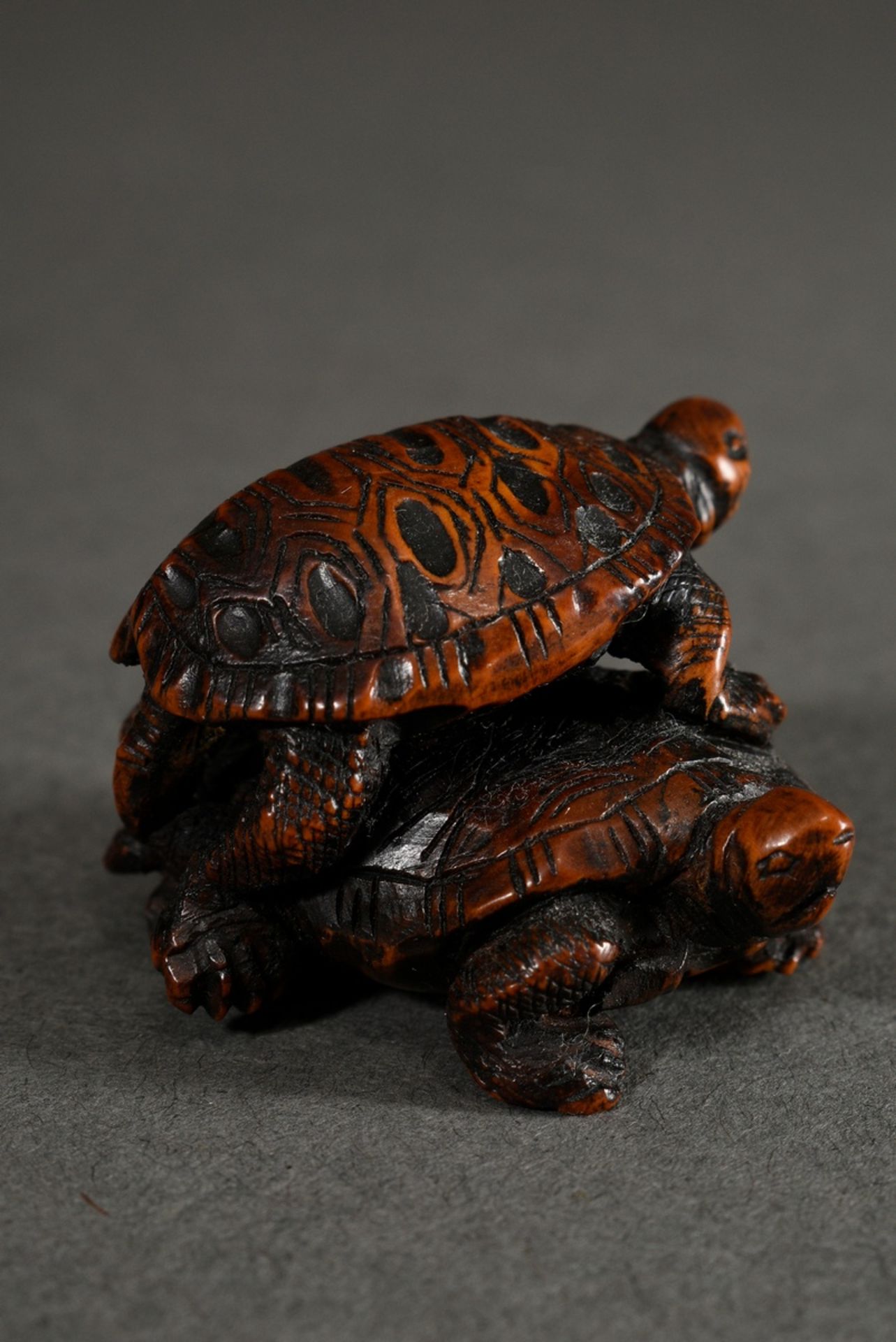 Boxwood netsuke "Two turtles standing on each other", finely carved details, strongly coloured, sig - Image 2 of 5