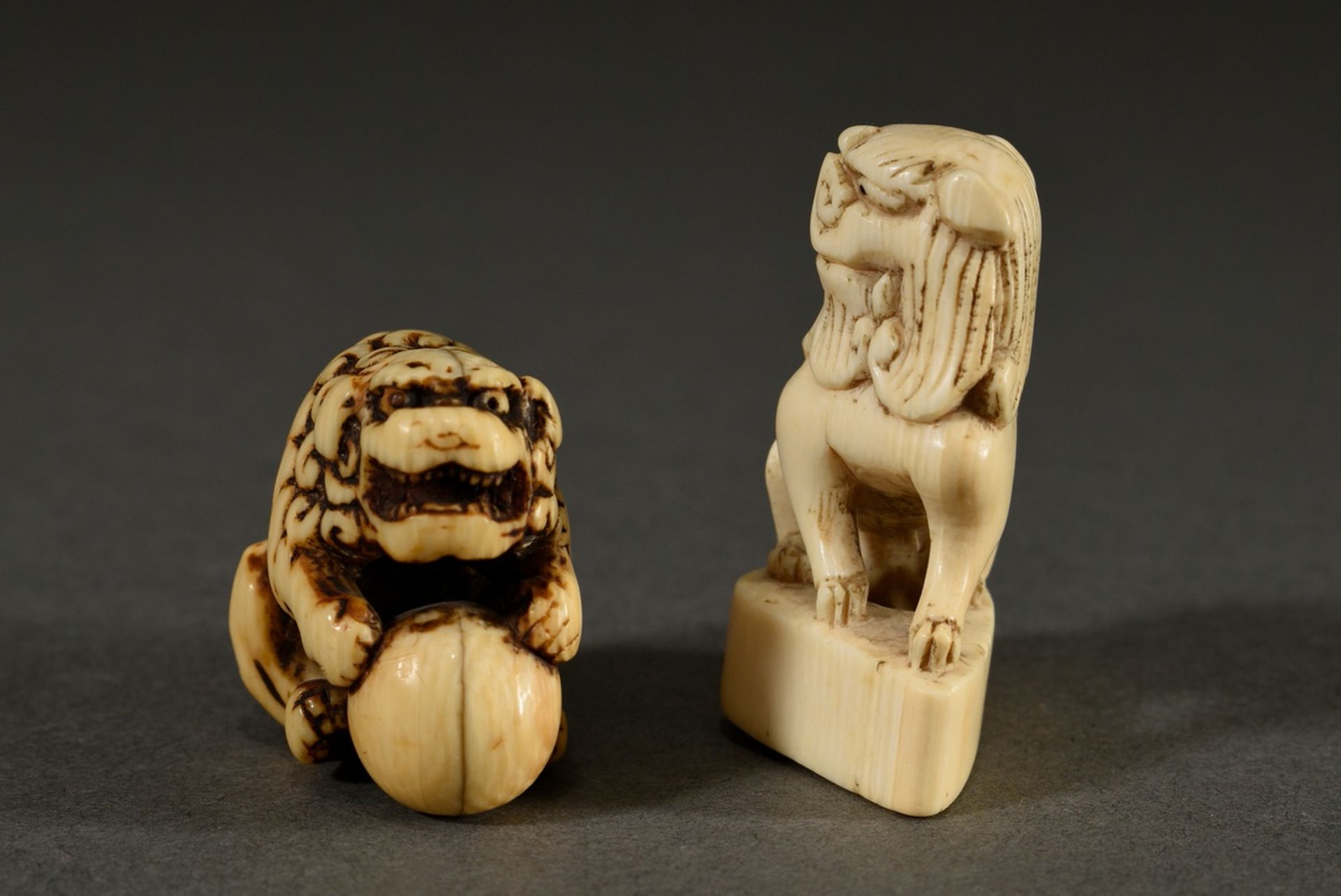 2 Various ivory netsukes "Shishi with ball" (h. 3cm, patina, crack) and "Sitting Shishi on base" (h - Image 3 of 5