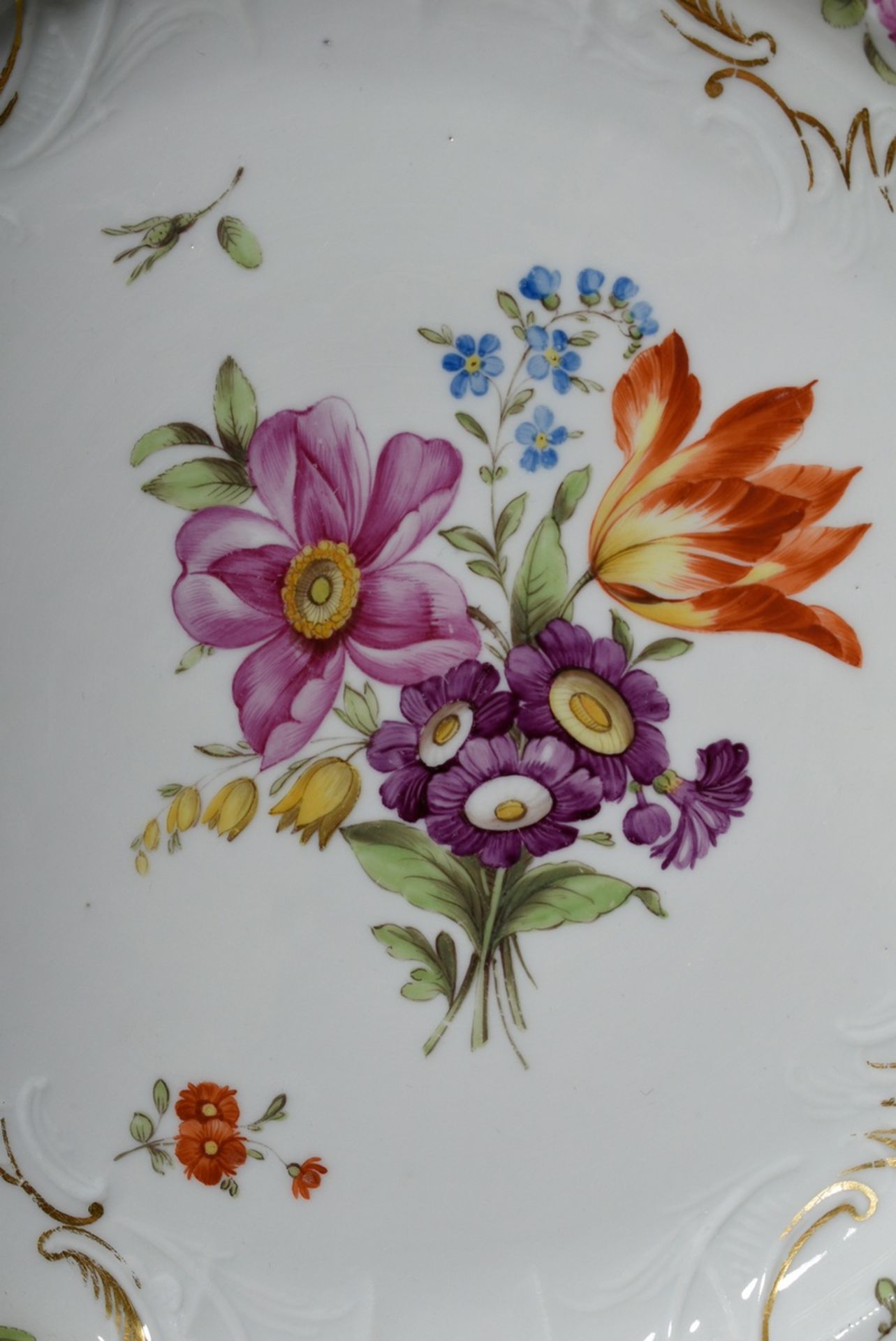 Pair of Meissen wall plates with Dulong relief decoration and polychrome painting ‚‚Flower bouquet‘ - Image 5 of 7