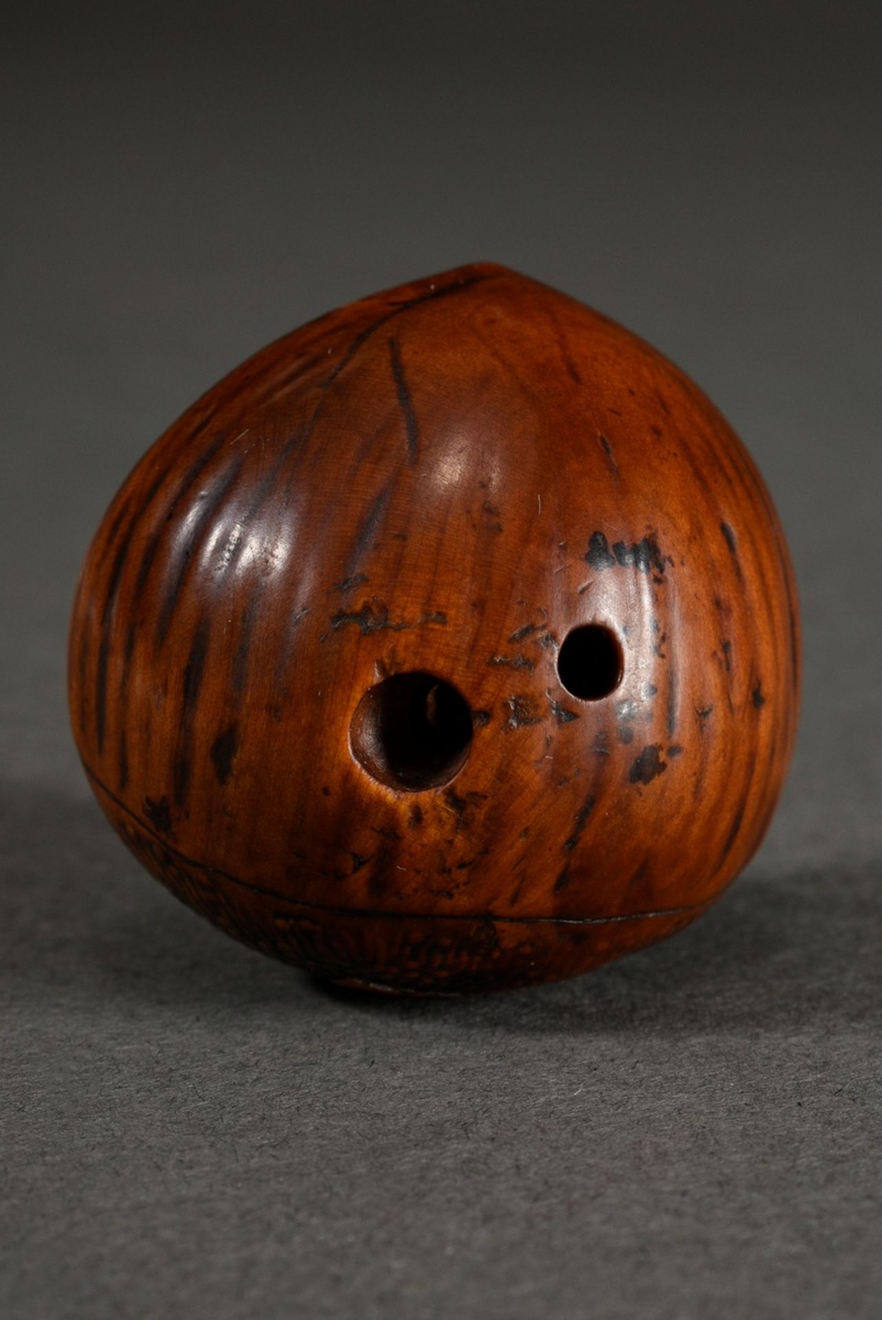 Boxwood netsuke "Chestnut", base with signature in Ukibori sign. Tadatoshi, beautiful patina of use - Image 2 of 7