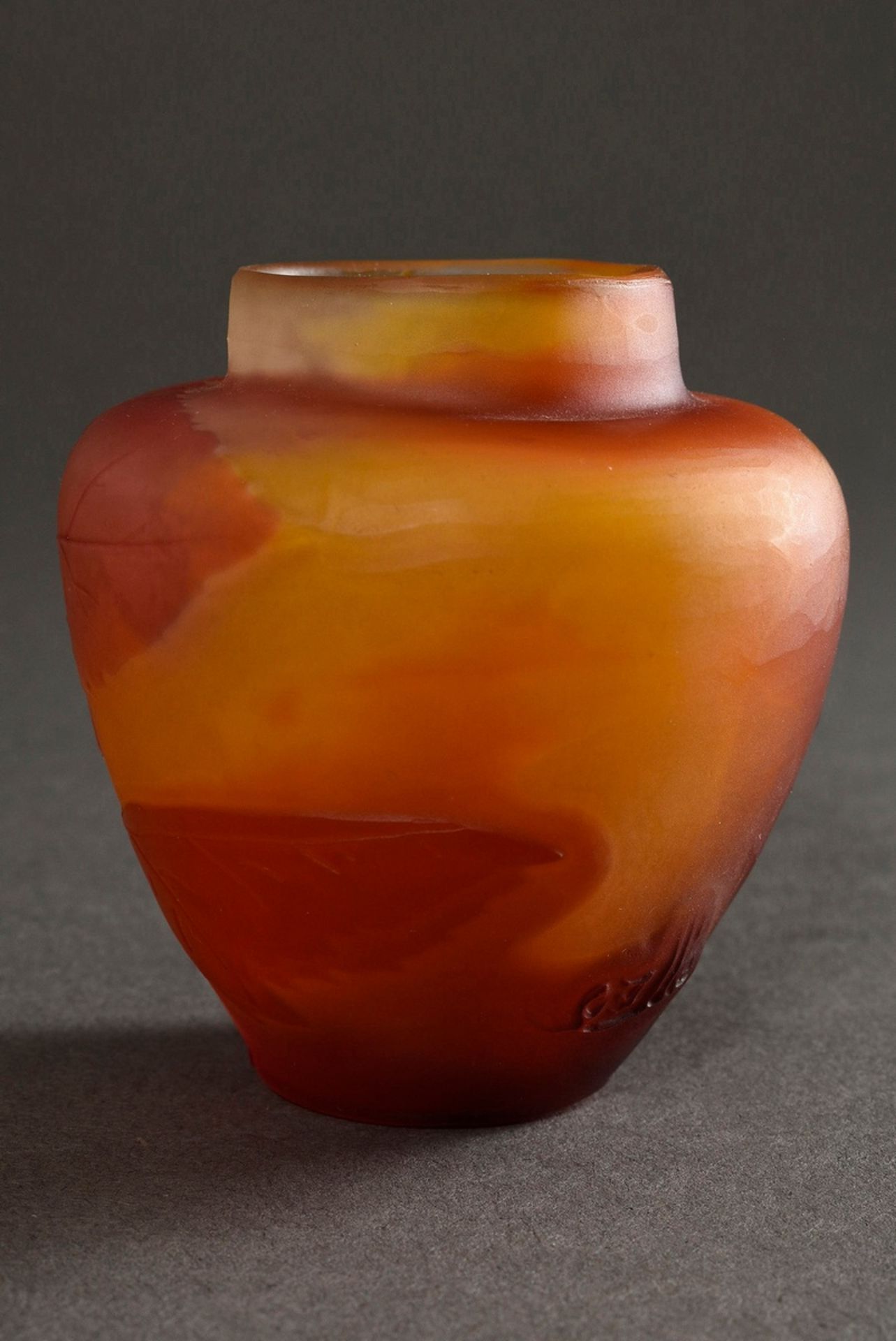 Small Gallé vase "rowan berries" in orange-red flashed glass, cut and polished, sign., 1908-1920, h - Image 2 of 6