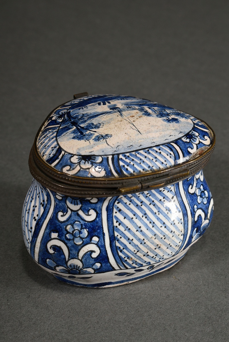 Small cambered Delft tabatiere with blue painting decoration "River Landscape", 18th/19th c., botto - Image 2 of 7