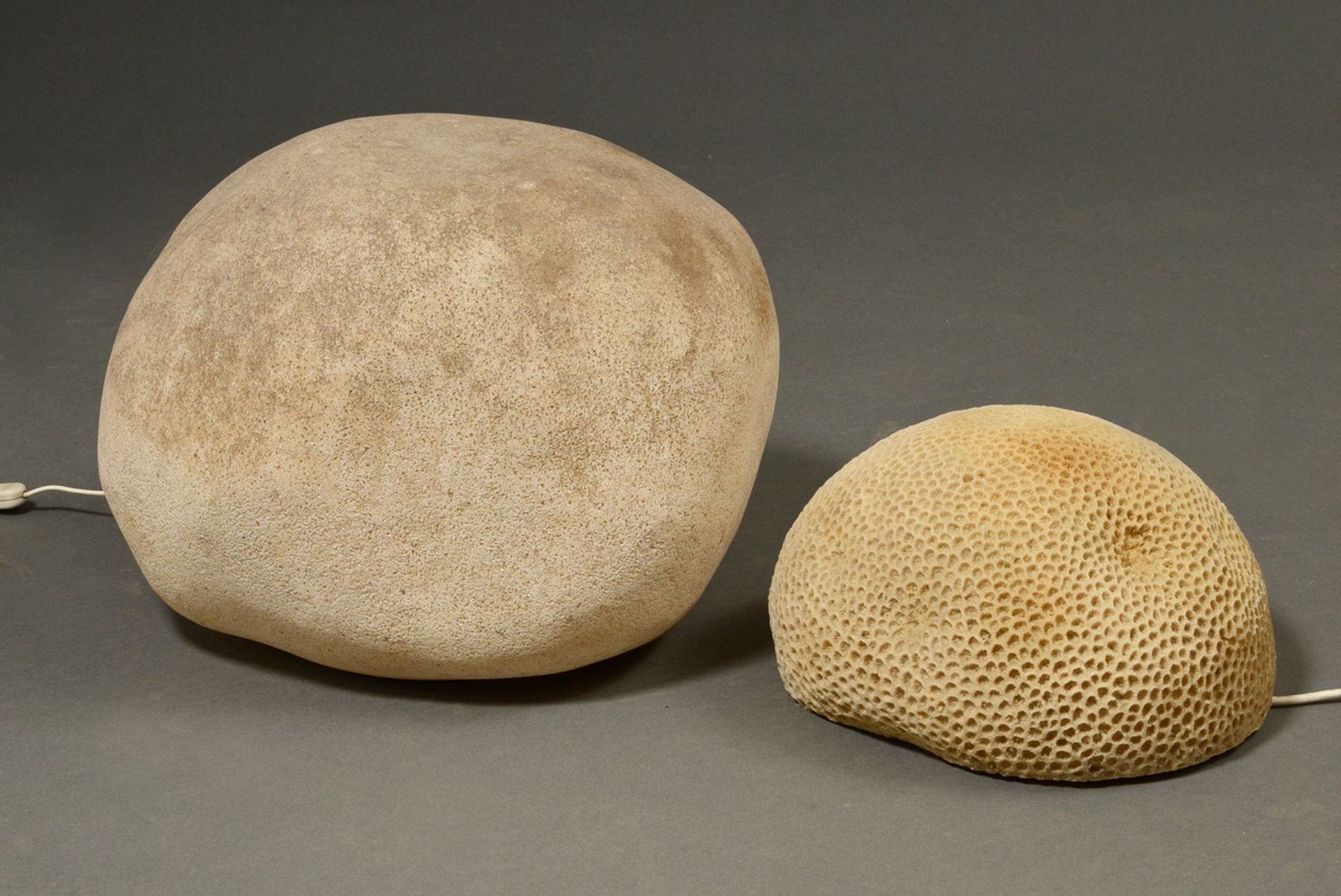 2 Diverse Kunststoff Leuchtobjekte in naturalistischer Form: Stein (ca. 37x42x35cm) und Hirnkoralle