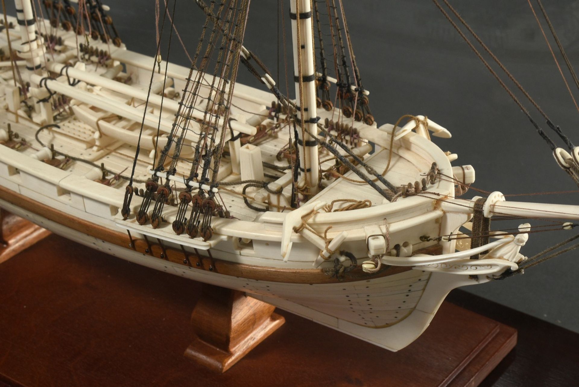 Scrimshaw model ship of the 18 gun brig "Irene" with filigree rigging on wooden base, detailed hand - Image 13 of 15