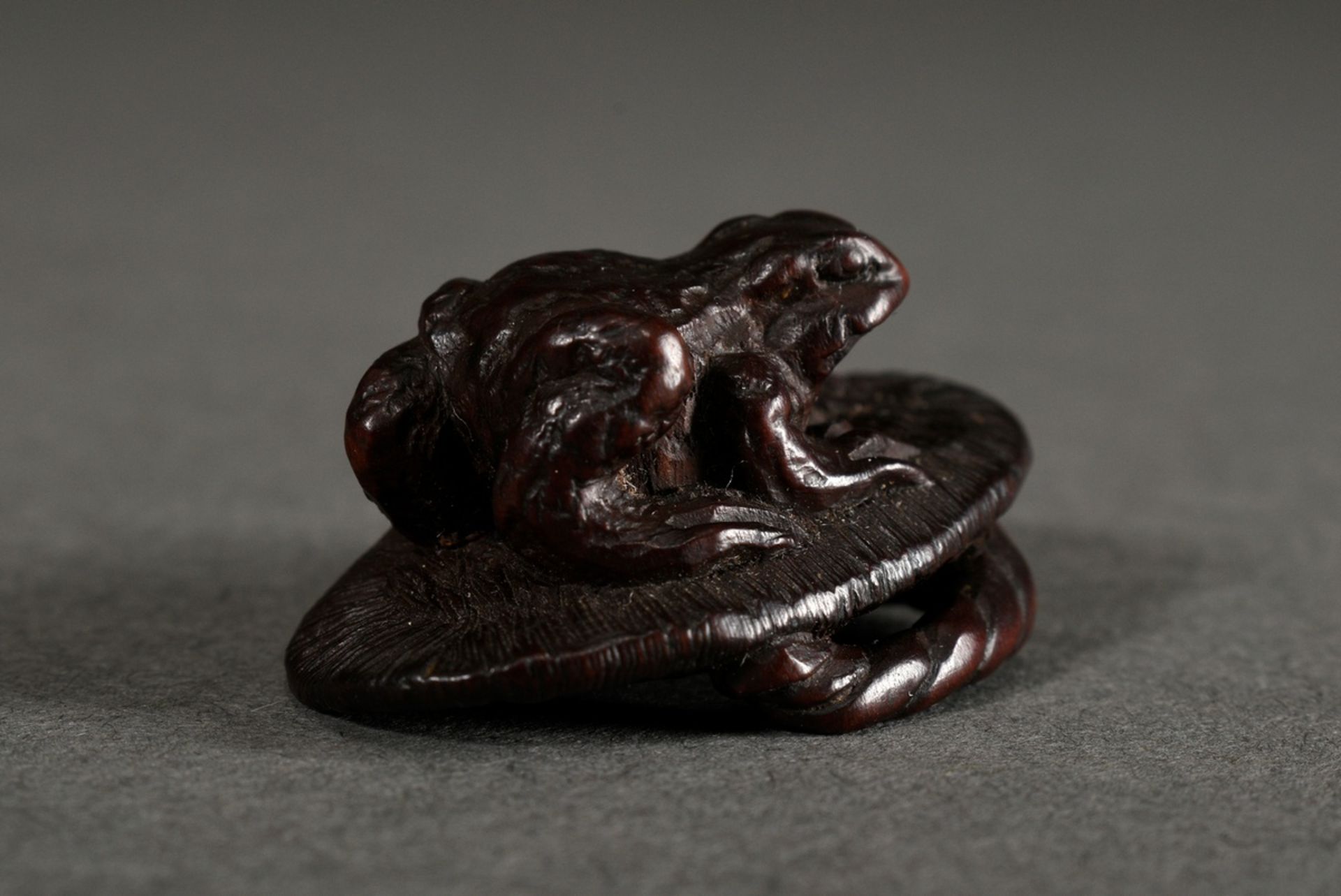 Small boxwood netsuke "Frog on upside down laying sandal", very expressive, sign. Kokei, 1,6x3,5cm,