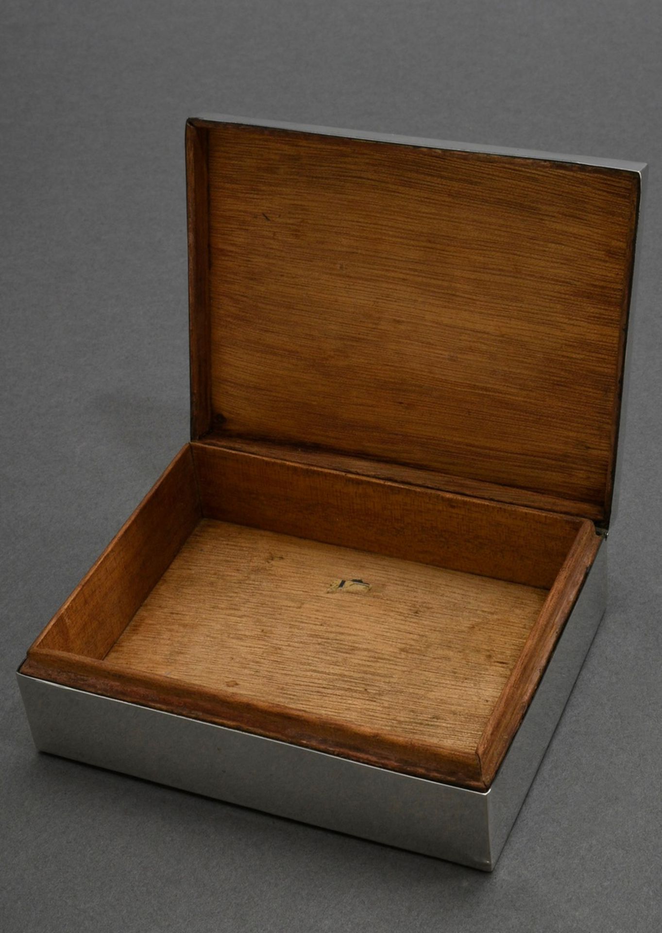 Martellated cigarette box with wooden interior, 20th c., silver 800, 3,5x11,5x9cm - Image 4 of 4