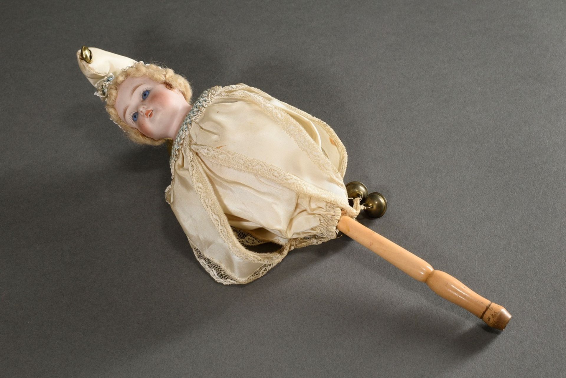 Marotte revolving doll on wooden stick with flute and music box, porcelain chest head with blue gla - Image 5 of 5