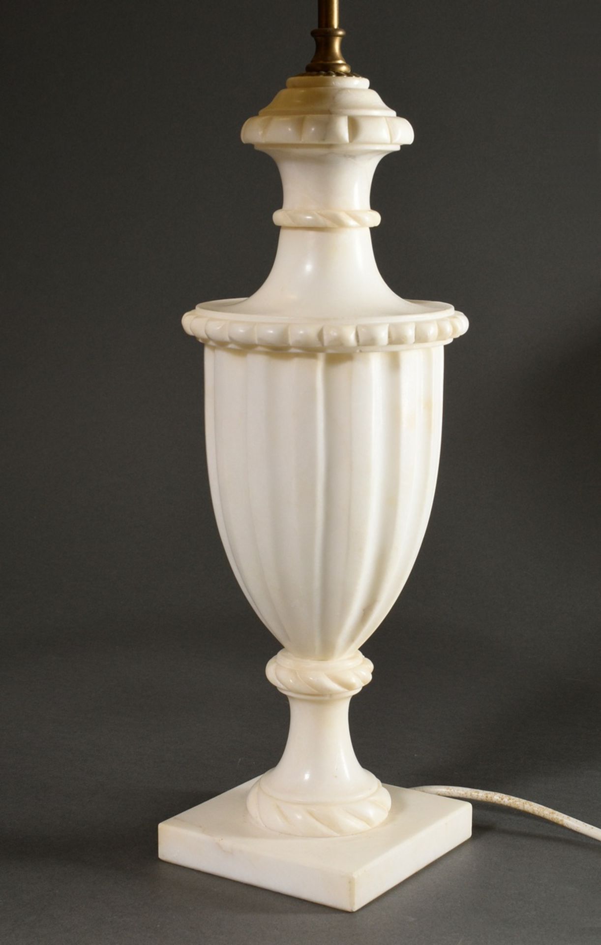 Tischlampe mit klassischem Alabaster Vasenfuß auf eckiger Plinthe, 20.Jh., H. 67,5cm - Bild 2 aus 3