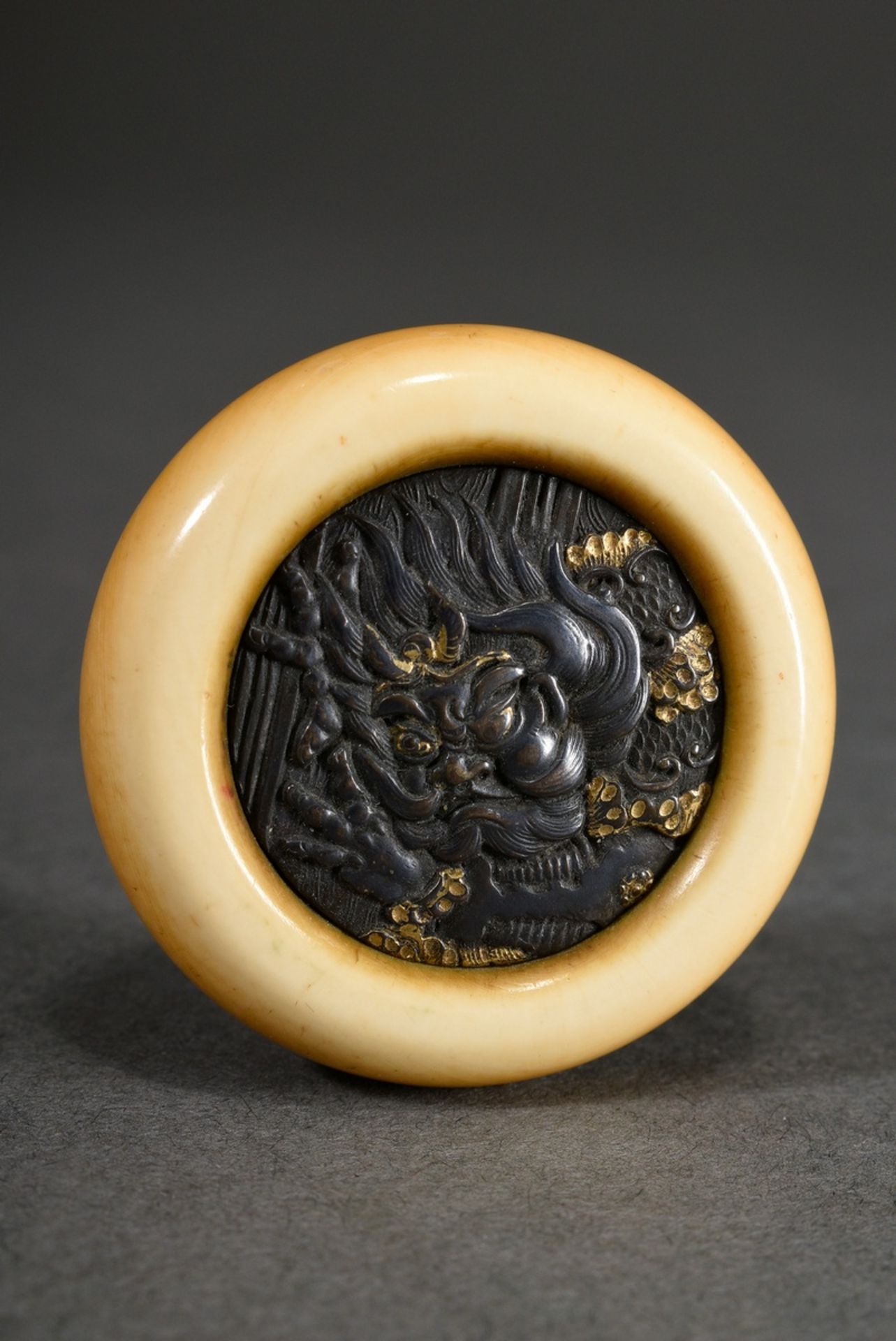 Kagamibuta netsuke with capsule of ivory and metal plate with gold inlay "Windgott Futen", c. 1850,