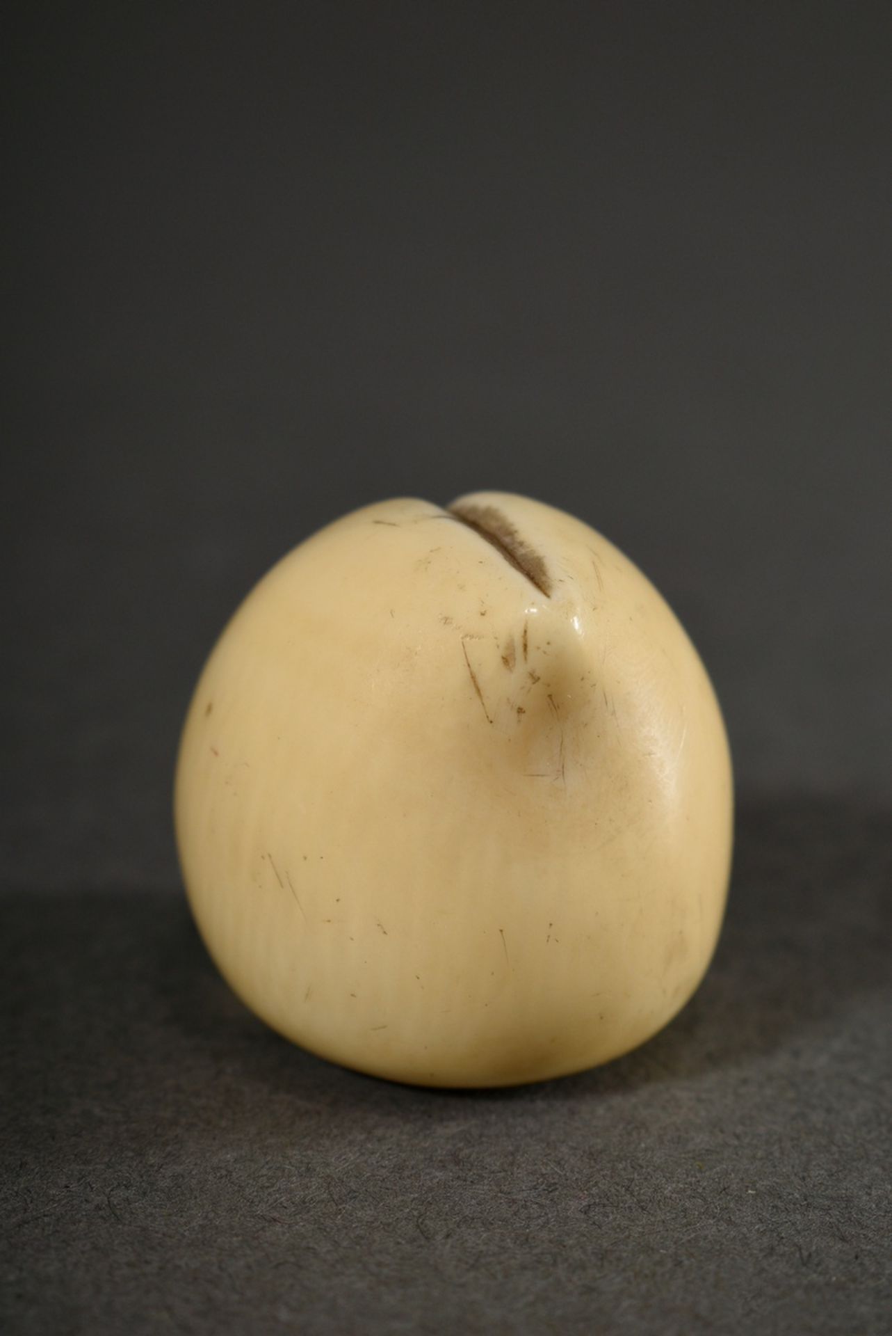 Ivory netsuke "Peach on branch with leaf", in cartouche sign. 蘭一 Ran'ichi, Japan 19th c., h. 2,4cm, - Image 3 of 5
