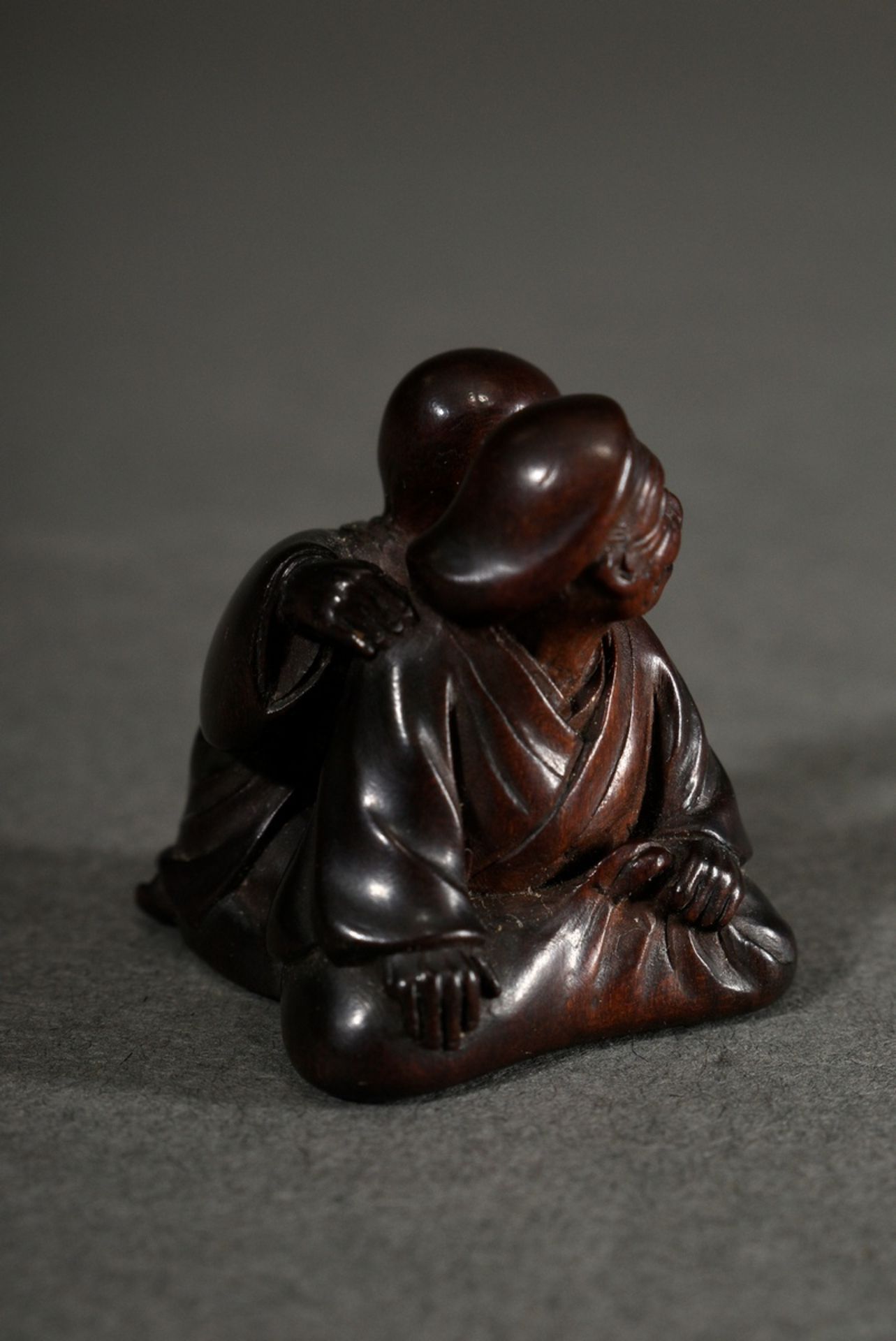 Boxwood netsuke "Masseur with patient", teeth of the patient inlaid in mother-of-pearl, sign.: Miwa - Image 4 of 5