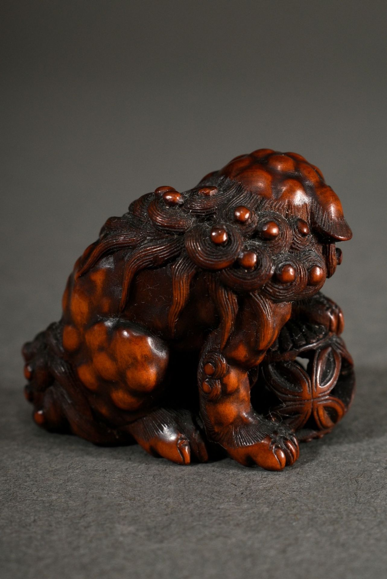 Very finely carved boxwood netsuke "Shishi with three movable balls in a basket", with eyes inlaid - Image 3 of 5