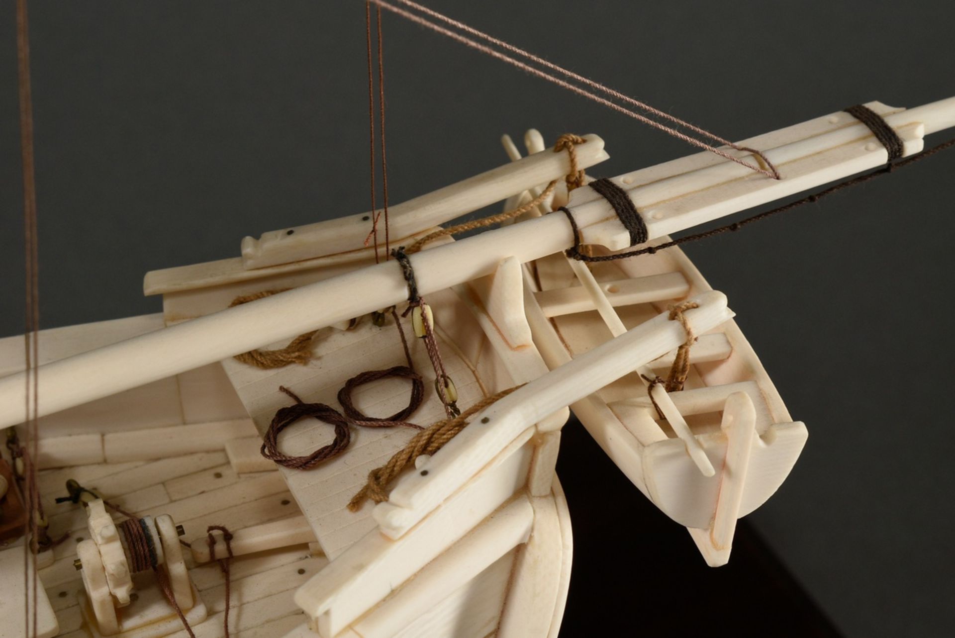 Scrimshaw model ship of the 18 gun brig "Irene" with filigree rigging on wooden base, detailed hand - Image 4 of 15