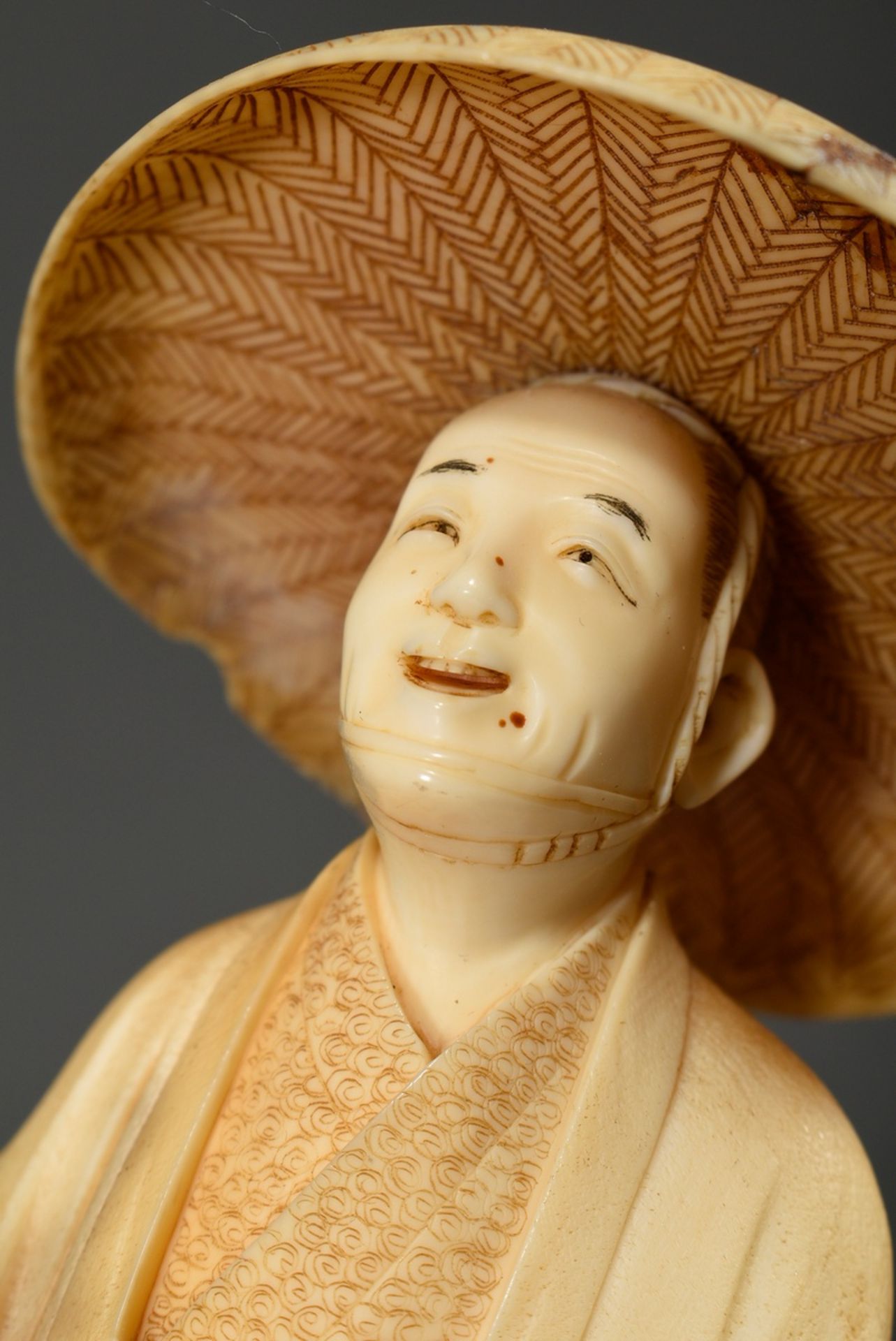 Ishikawa Komei (1852-1913) attributed, Okimono "Man with lantern", ivory carved and fine engraved, - Image 10 of 14