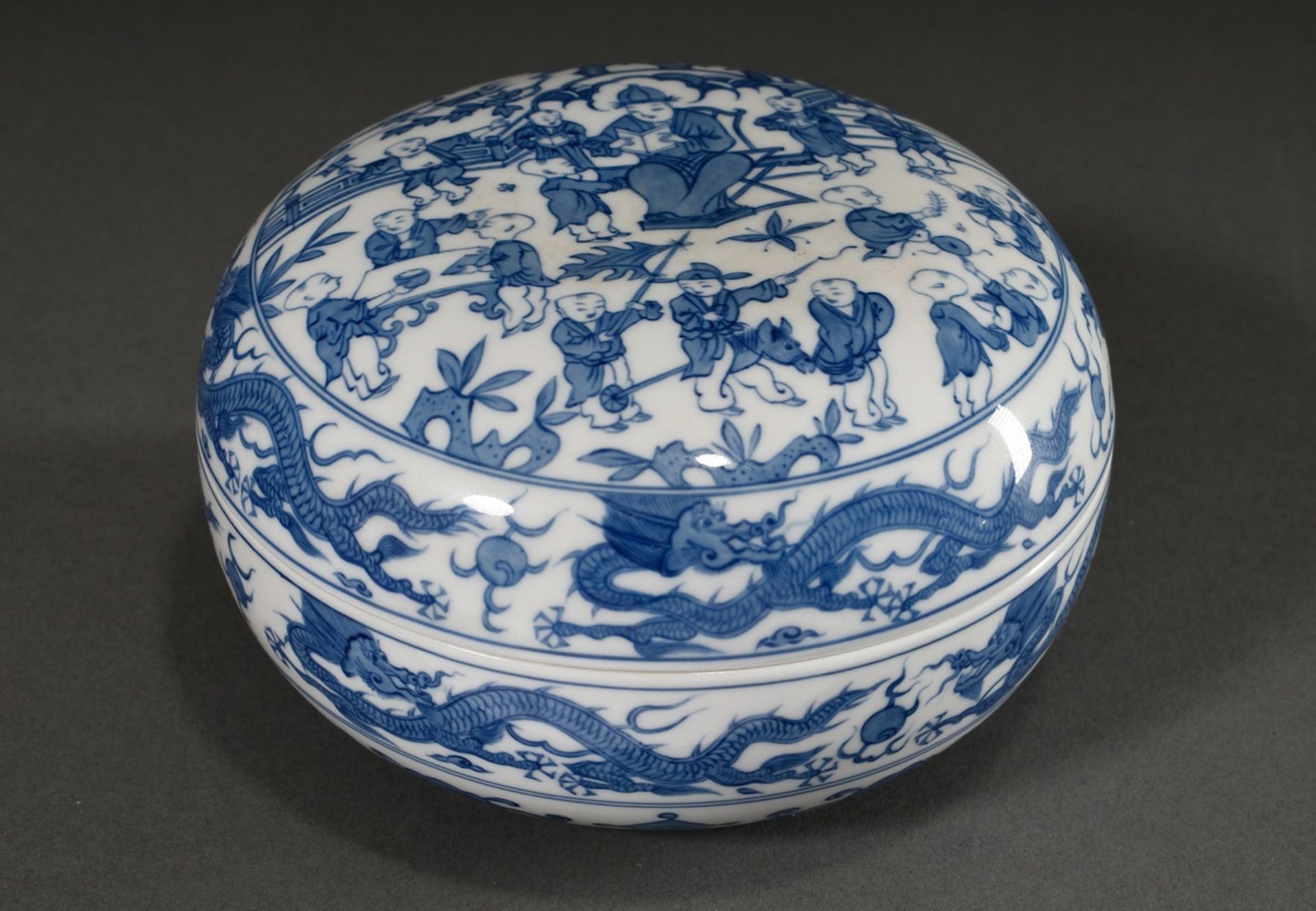 Rare round Meissen lidded box with blue painting decor "Playing children" after Chinese model, 20th - Image 2 of 5