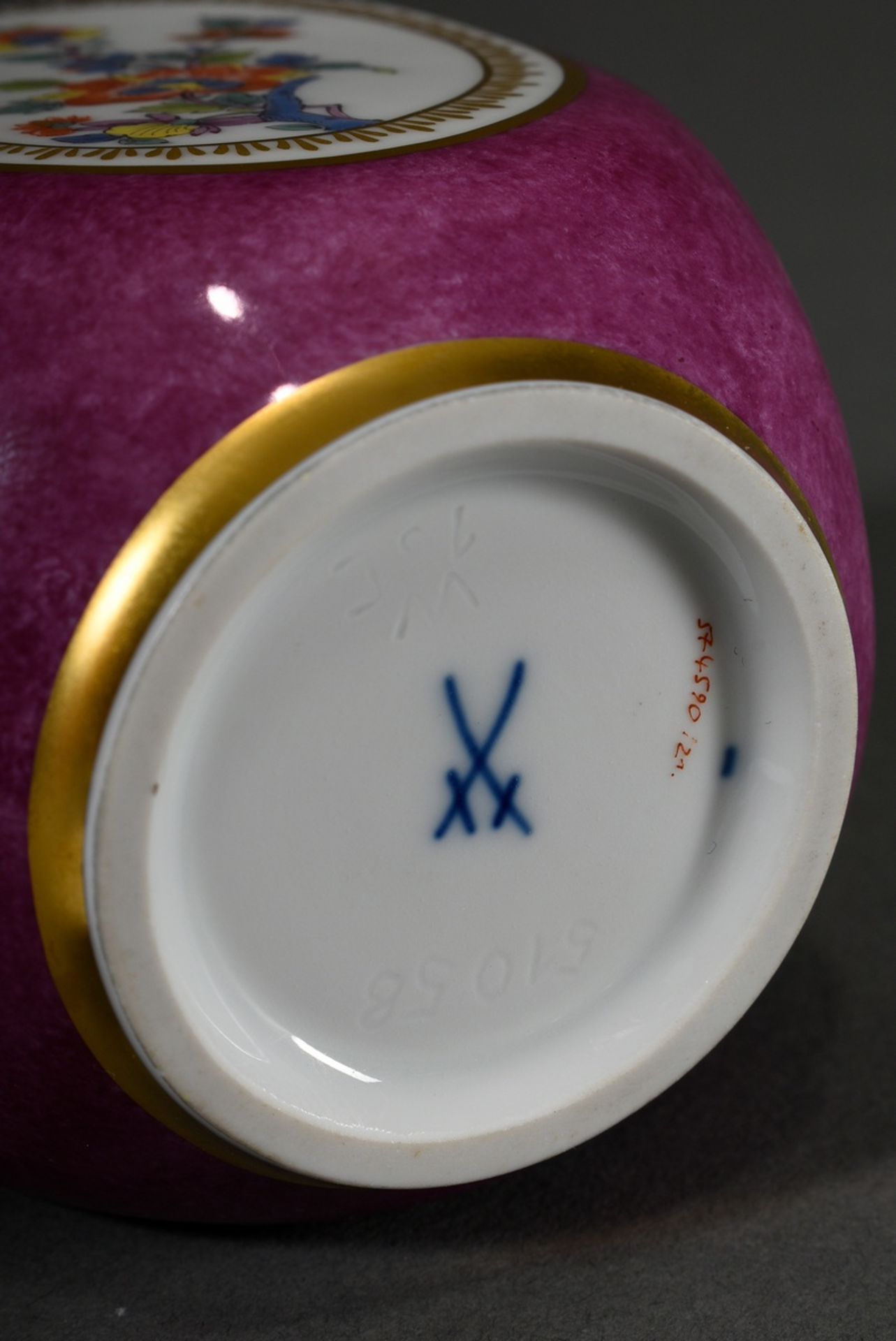 Meissen square sake bottle after an Asian model with polychrome Kakiemon decoration in ocval cartou - Image 4 of 4