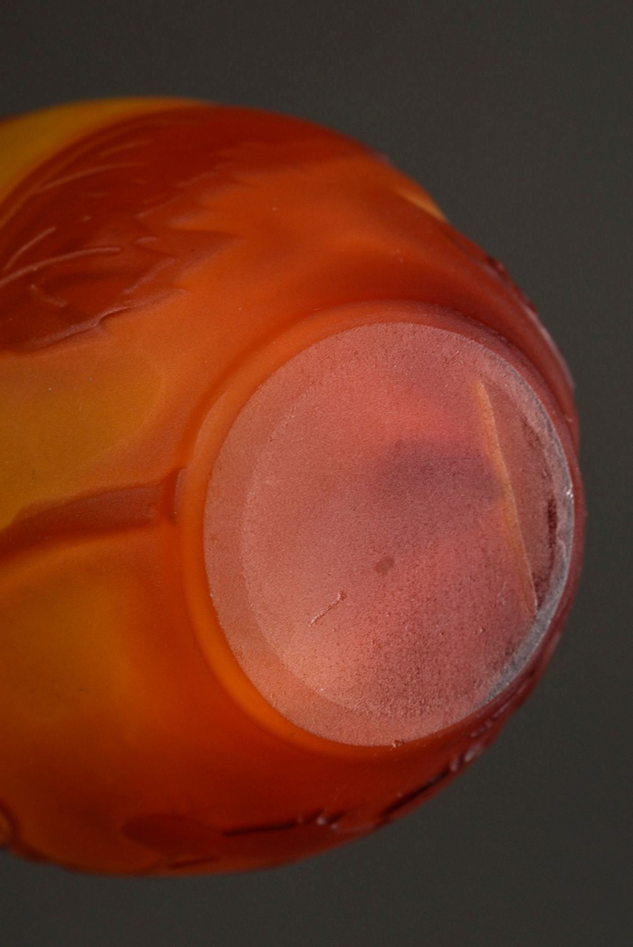 Small Gallé vase "rowan berries" in orange-red flashed glass, cut and polished, sign., 1908-1920, h - Image 5 of 6