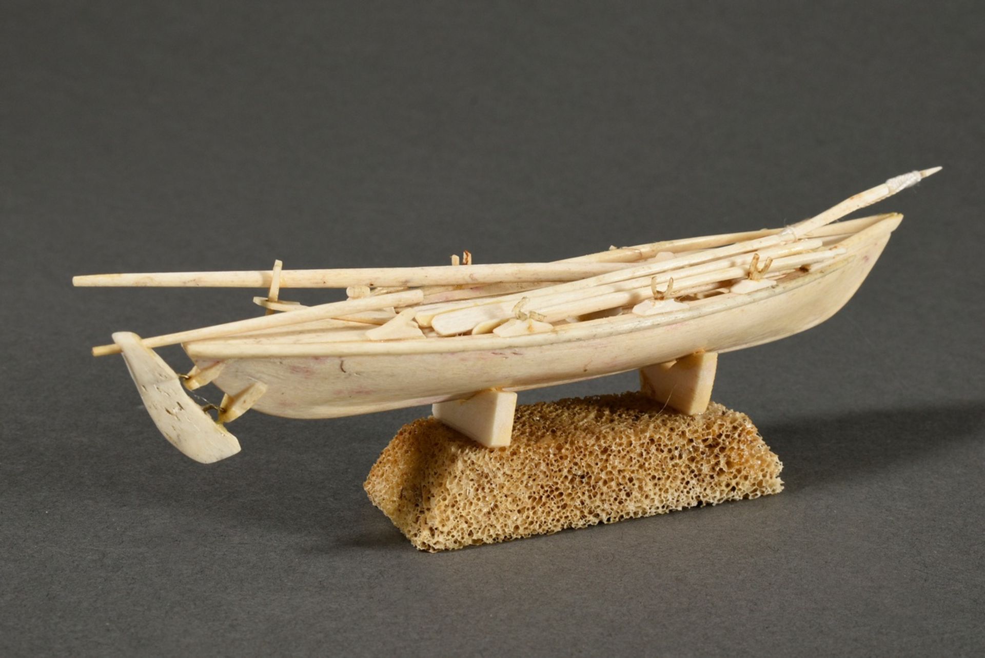 Scrimshaw "Whaling Boat", carved whale tooth, bone and thread, on base, parts partly glued, 19th c. - Image 3 of 6