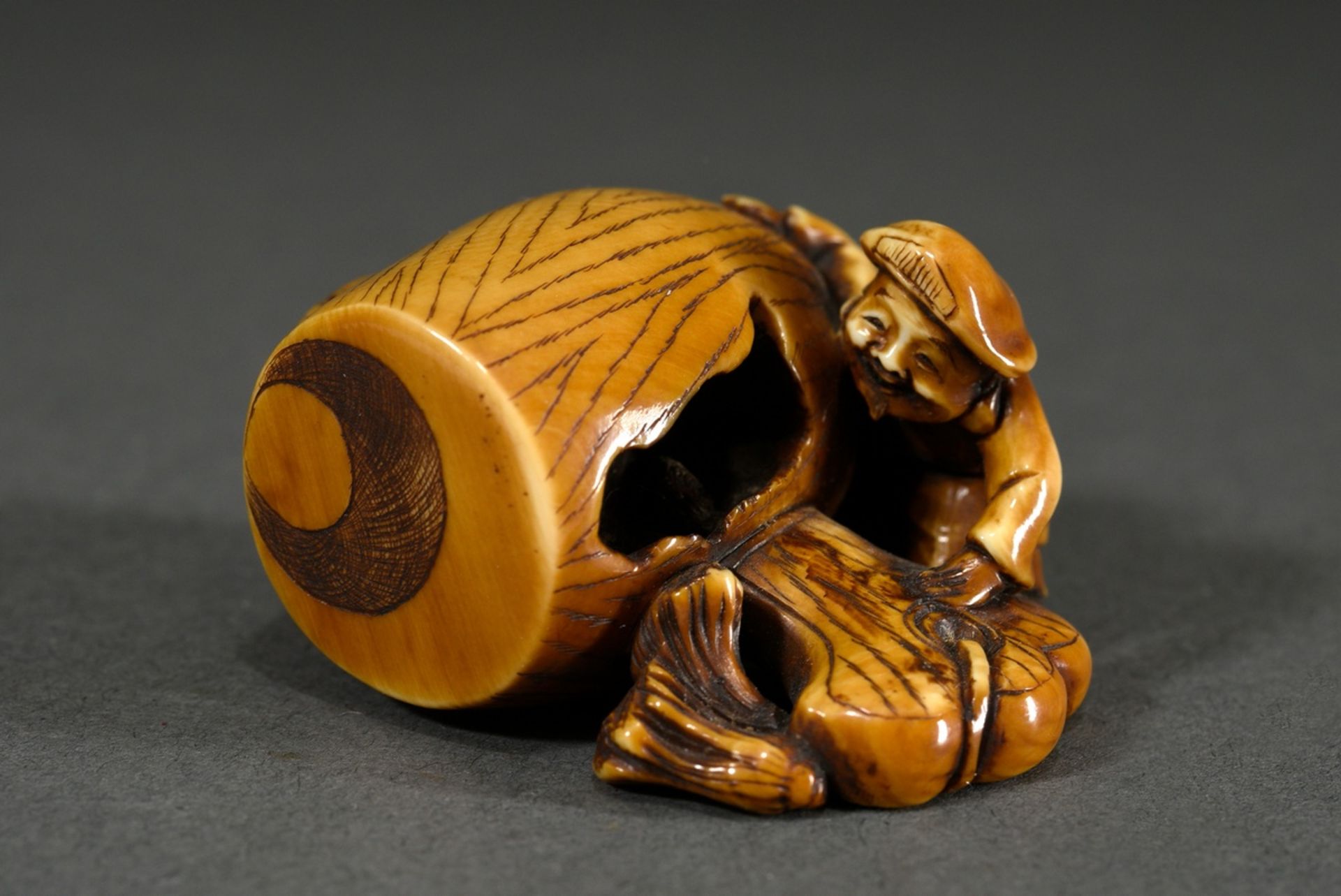 Ivory netsuke "Daikoku with huge rotten lucky hammer", patinated, incised signature, 4x5x2,5cm, per