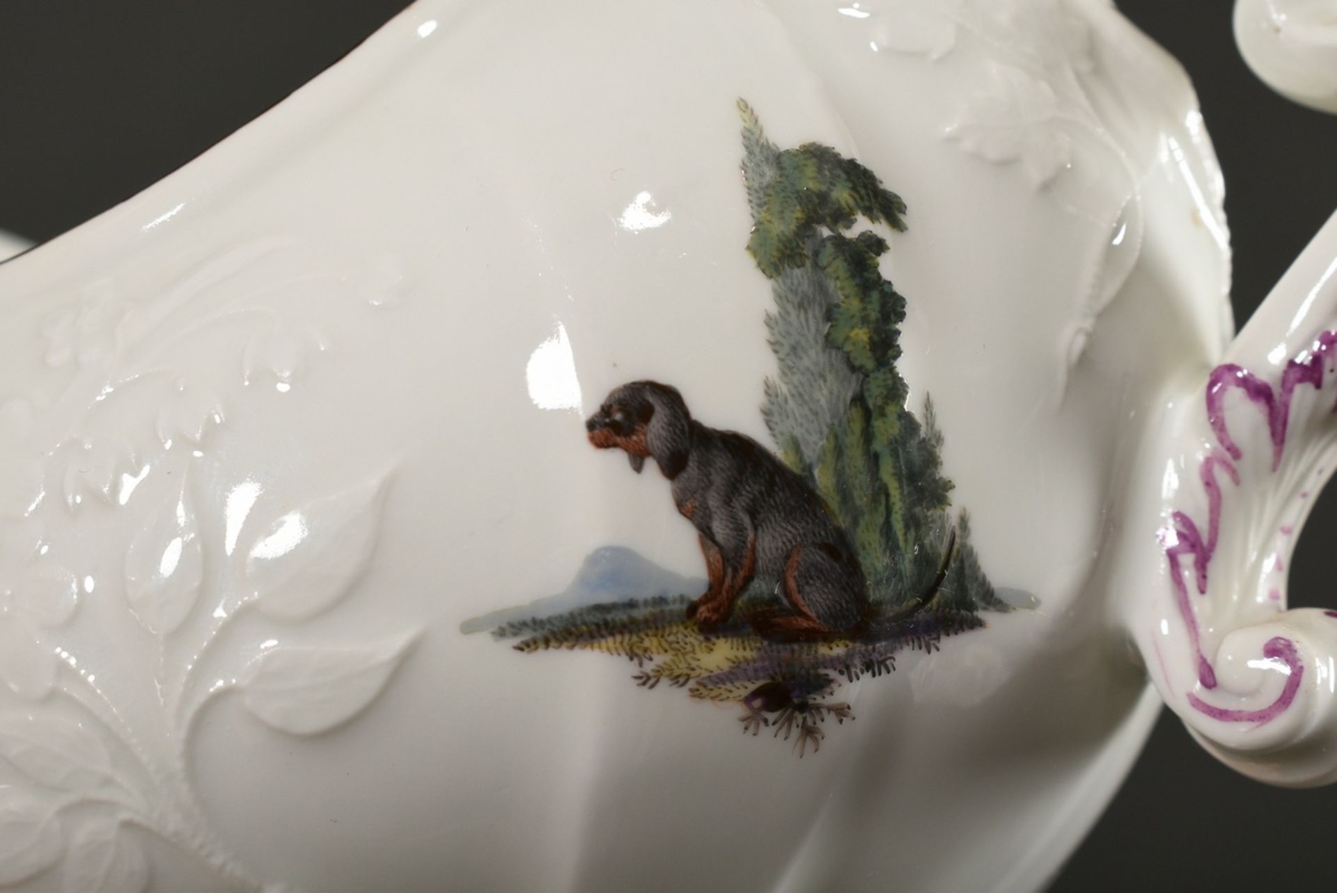 Meissen sauce boat with polychrome painting "Bird and Dog" as well as rich relief, h. 14,7cm, Prove - Image 4 of 6