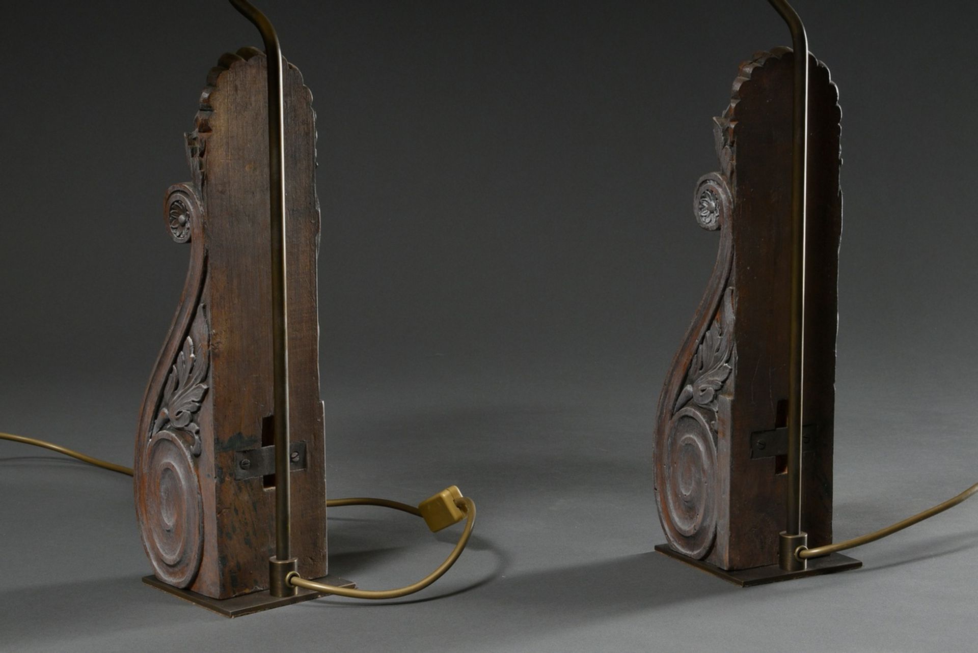 Paar Tischlampen in Volutenform mit Akanthusblättern, Holz geschnitzt und grau gefasst, 20.Jh., H.  - Bild 4 aus 4