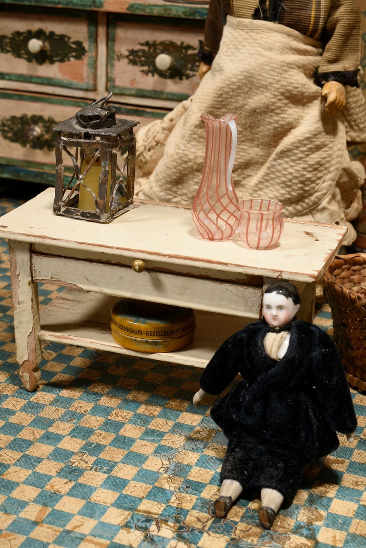 Wilhelminian period doll's kitchen with rich interior, metal cooker, earthenware and porcelain, pew - Image 12 of 18