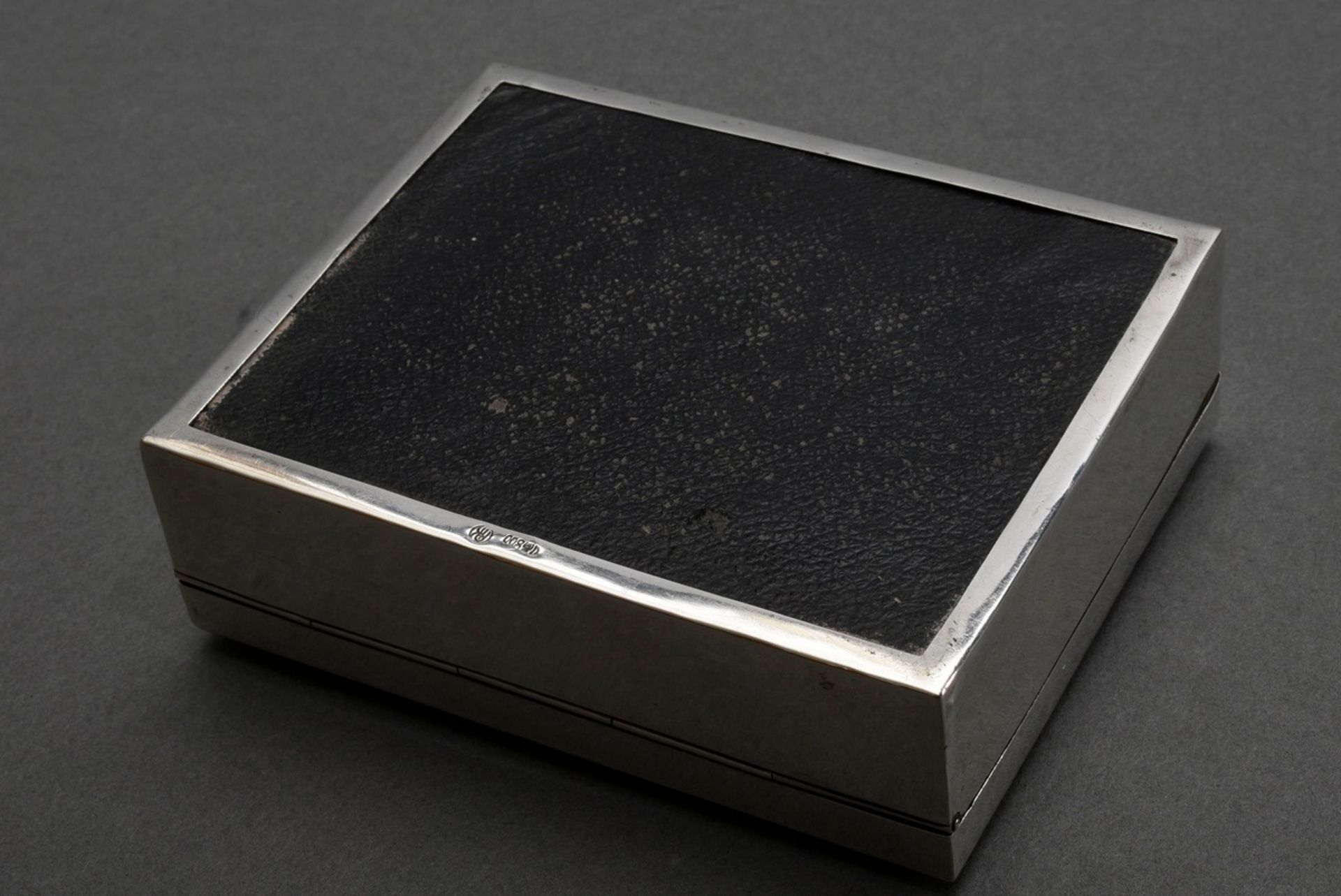 Martellated cigarette box with wooden interior, 20th c., silver 800, 3,5x11,5x9cm - Image 2 of 4