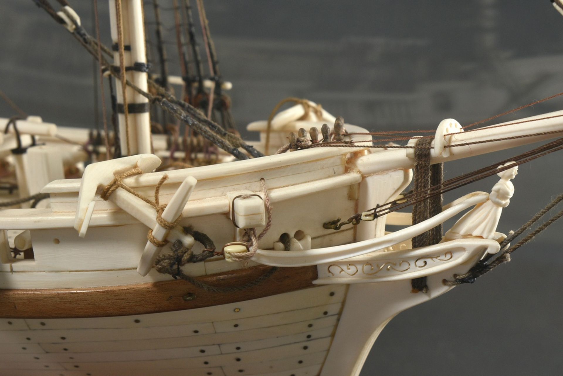 Scrimshaw model ship of the 18 gun brig "Irene" with filigree rigging on wooden base, detailed hand - Image 14 of 15