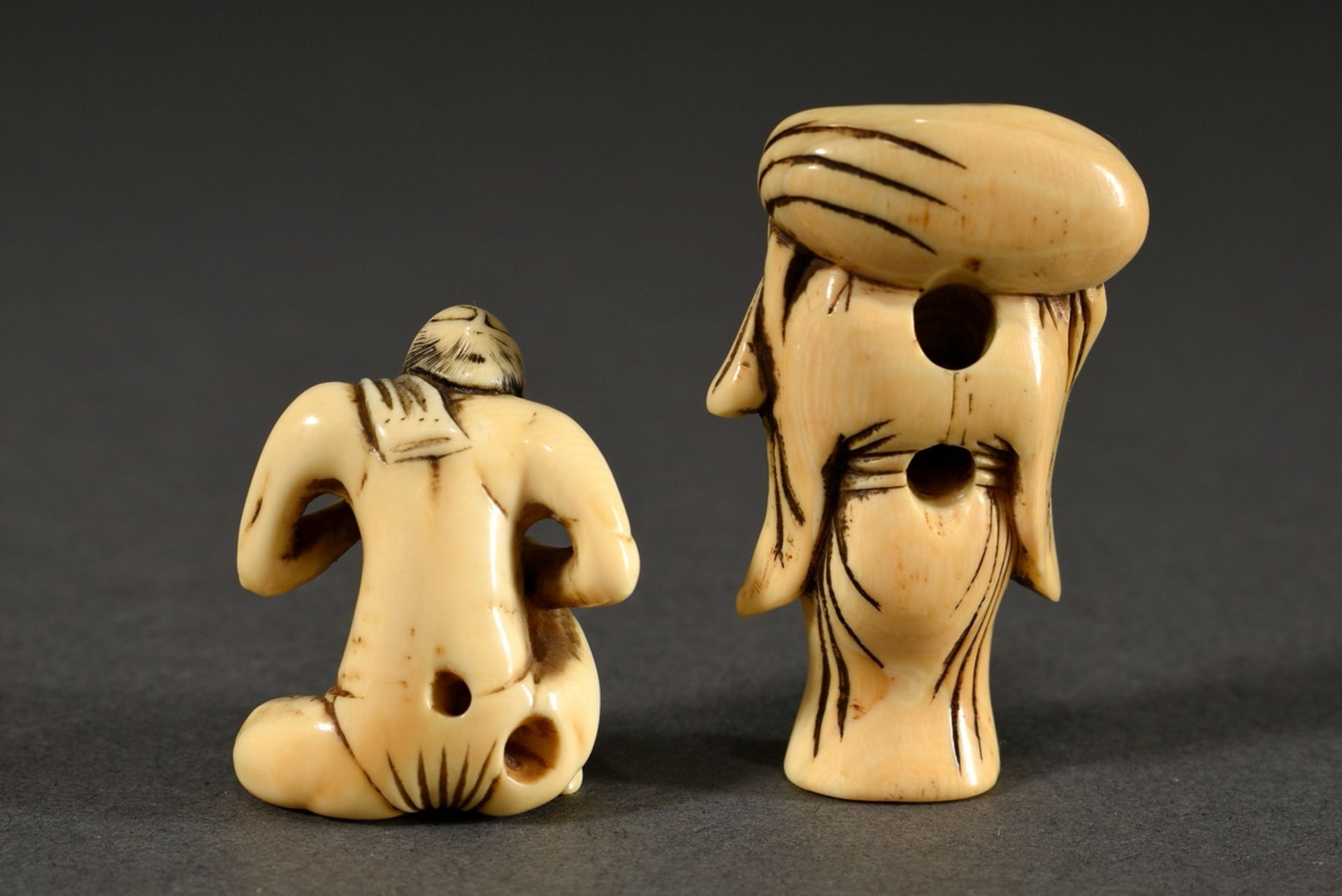 2 Various ivory netsukes "Sitting bather with cloth" (h. 3,5cm), use patina, and "Standing hotei wi - Image 2 of 5