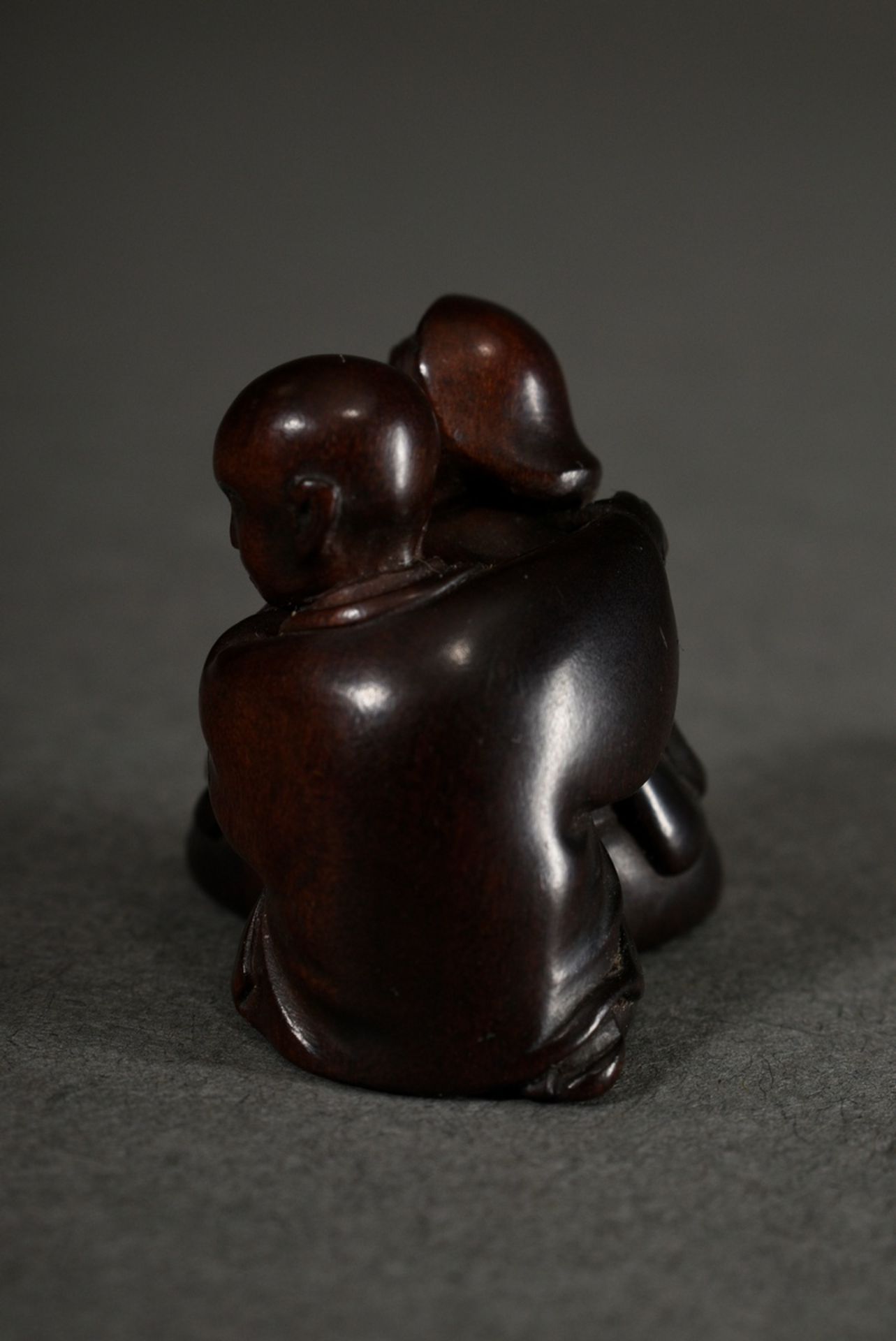 Boxwood netsuke "Masseur with patient", teeth of the patient inlaid in mother-of-pearl, sign.: Miwa - Image 3 of 5