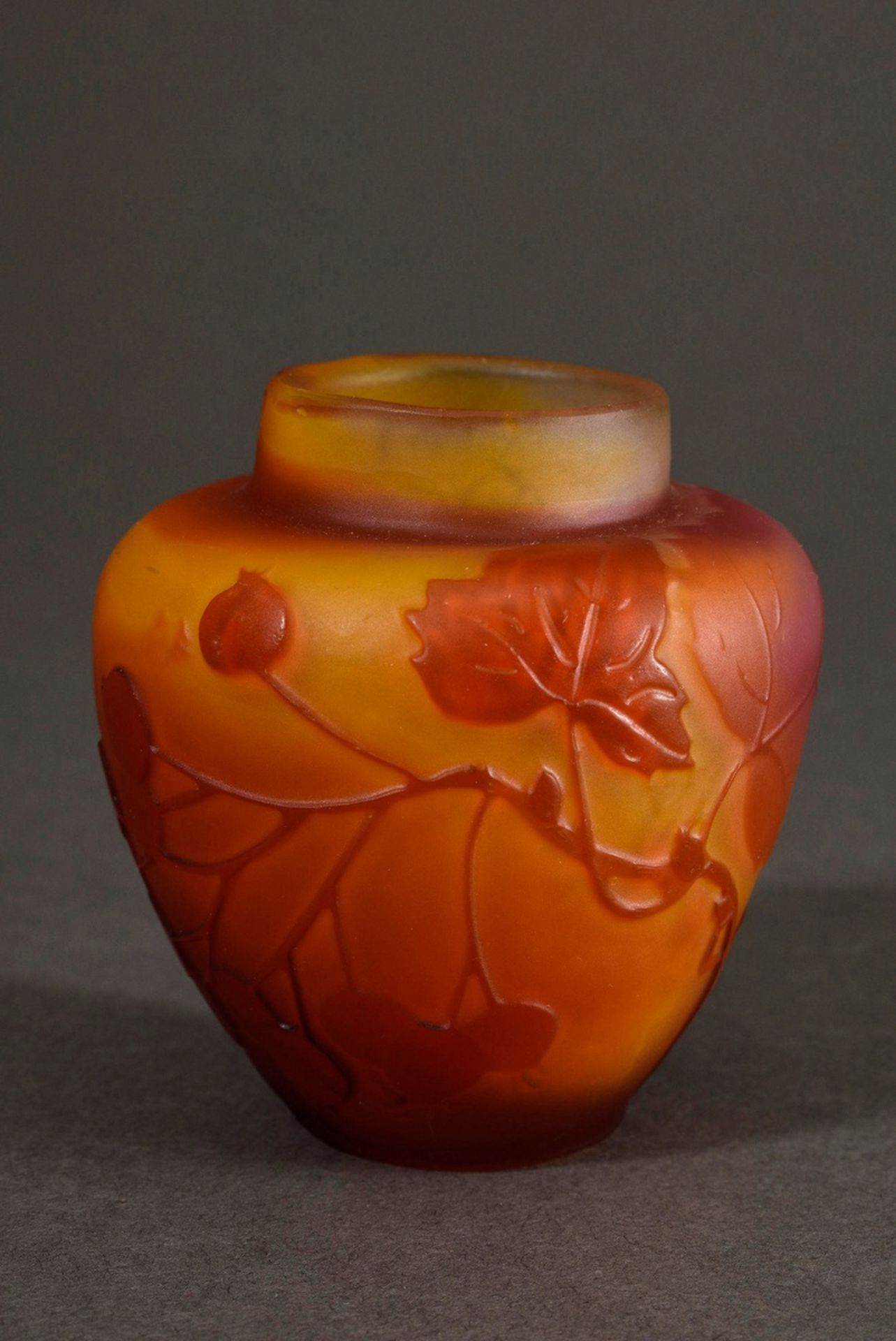 Small Gallé vase "rowan berries" in orange-red flashed glass, cut and polished, sign., 1908-1920, h - Image 3 of 6