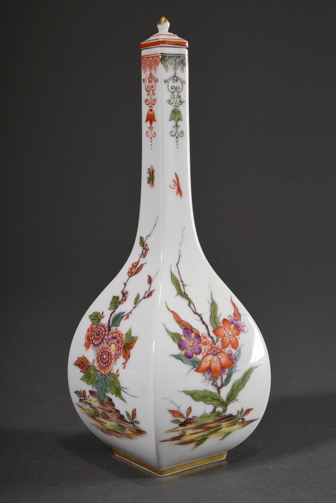 Meissen square sake bottle after Asian model with polychrome Kakiemon decor "flower tendrils" on wh - Image 2 of 4