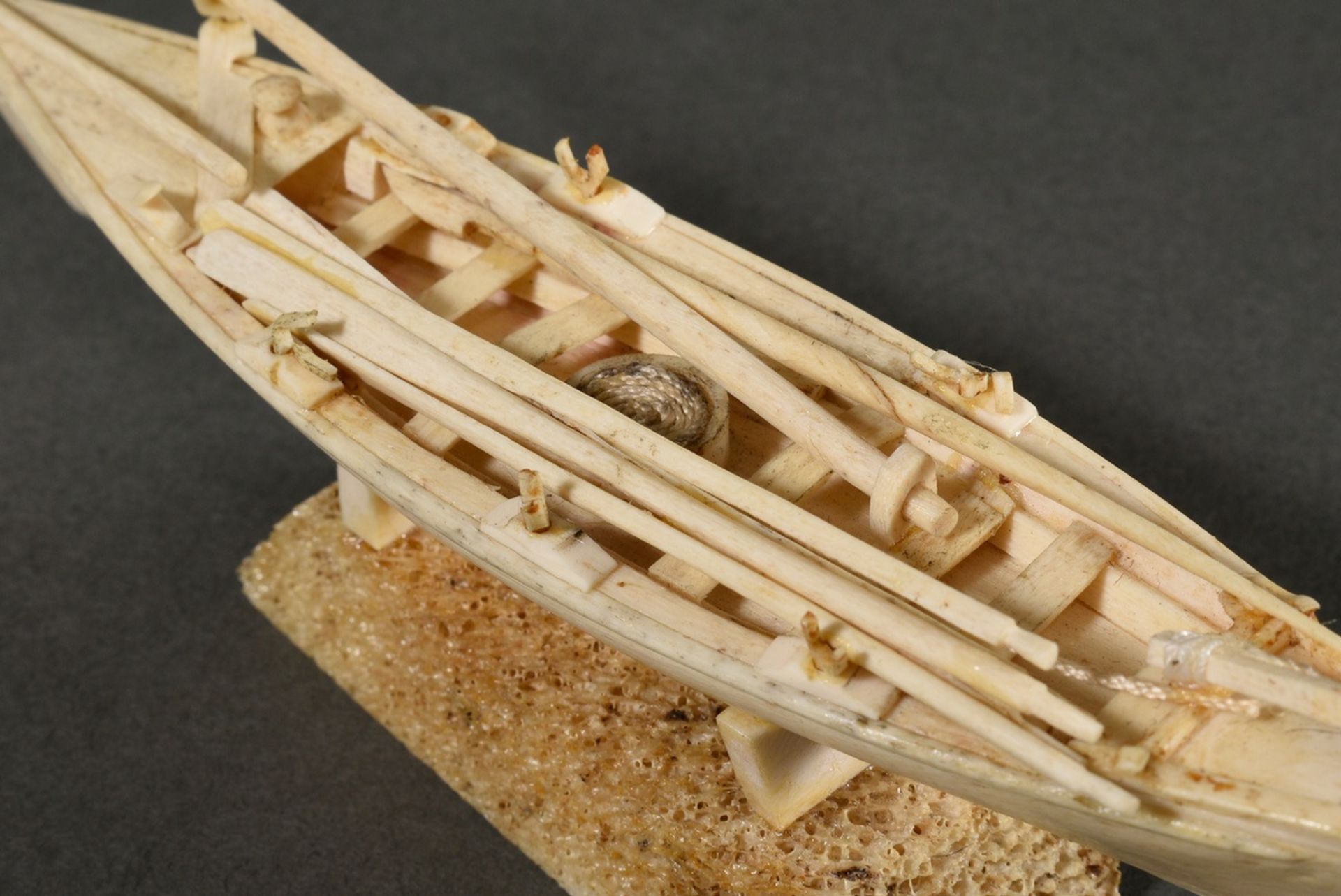 Scrimshaw "Whaling Boat", carved whale tooth, bone and thread, on base, parts partly glued, 19th c. - Image 5 of 6
