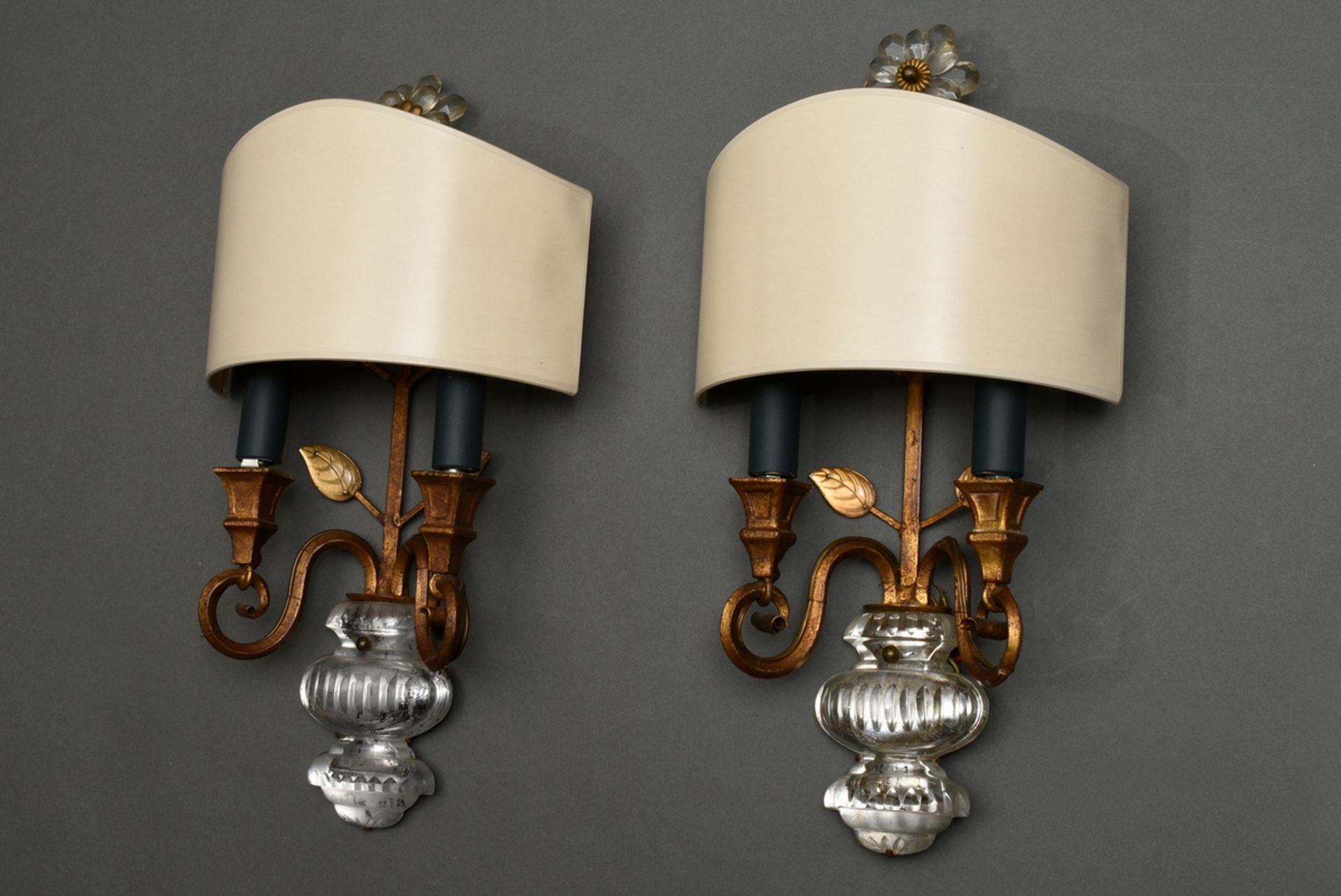 Pair of "Vases" wall lamps in Maison Baguès style, gilded metal with cut mirror glass and prismatic - Image 3 of 5