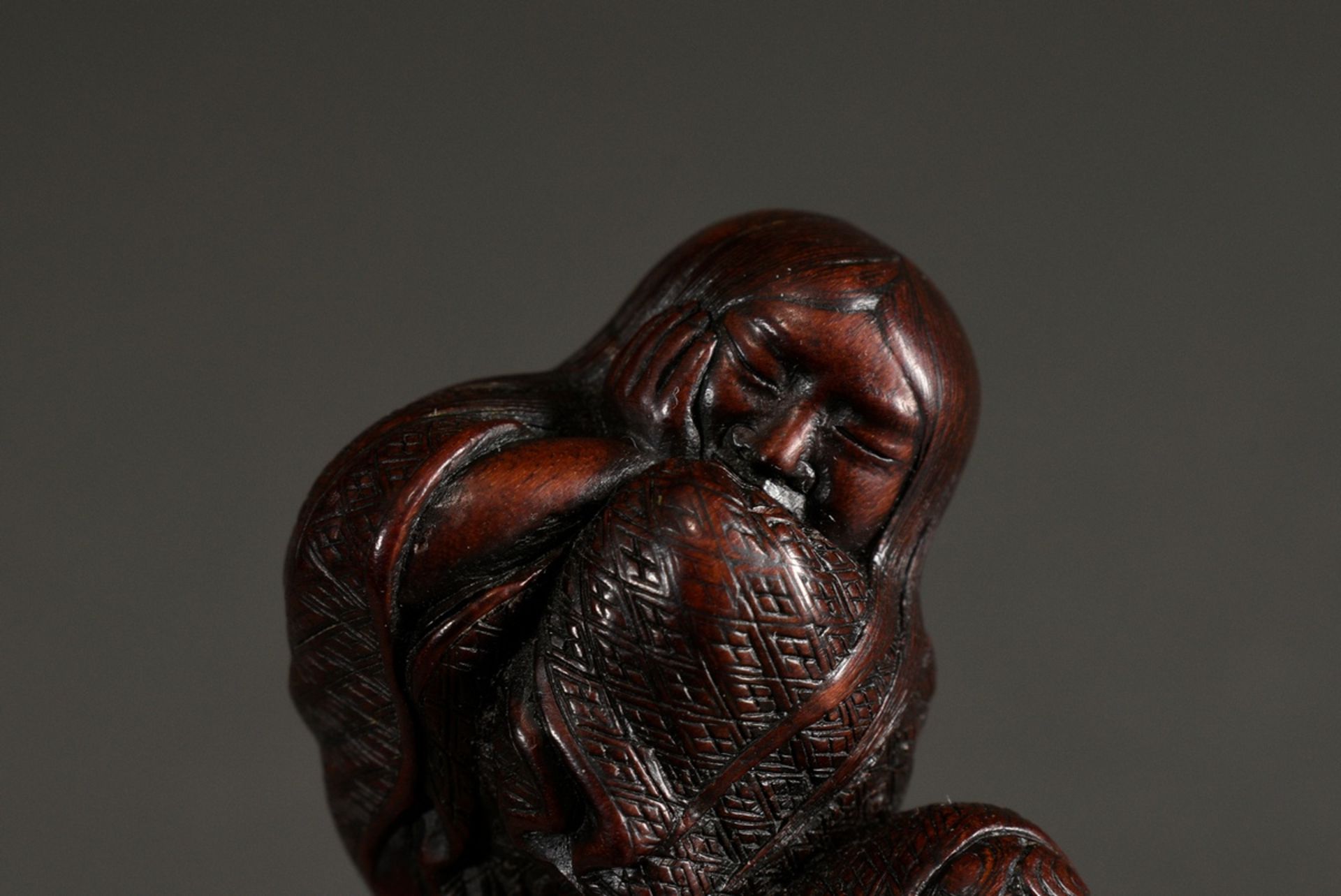 Cherry wood netsuke "Sleeping Shojo", finely carved, beautiful patina of use, sign. in Ukibori: Tad - Image 8 of 8