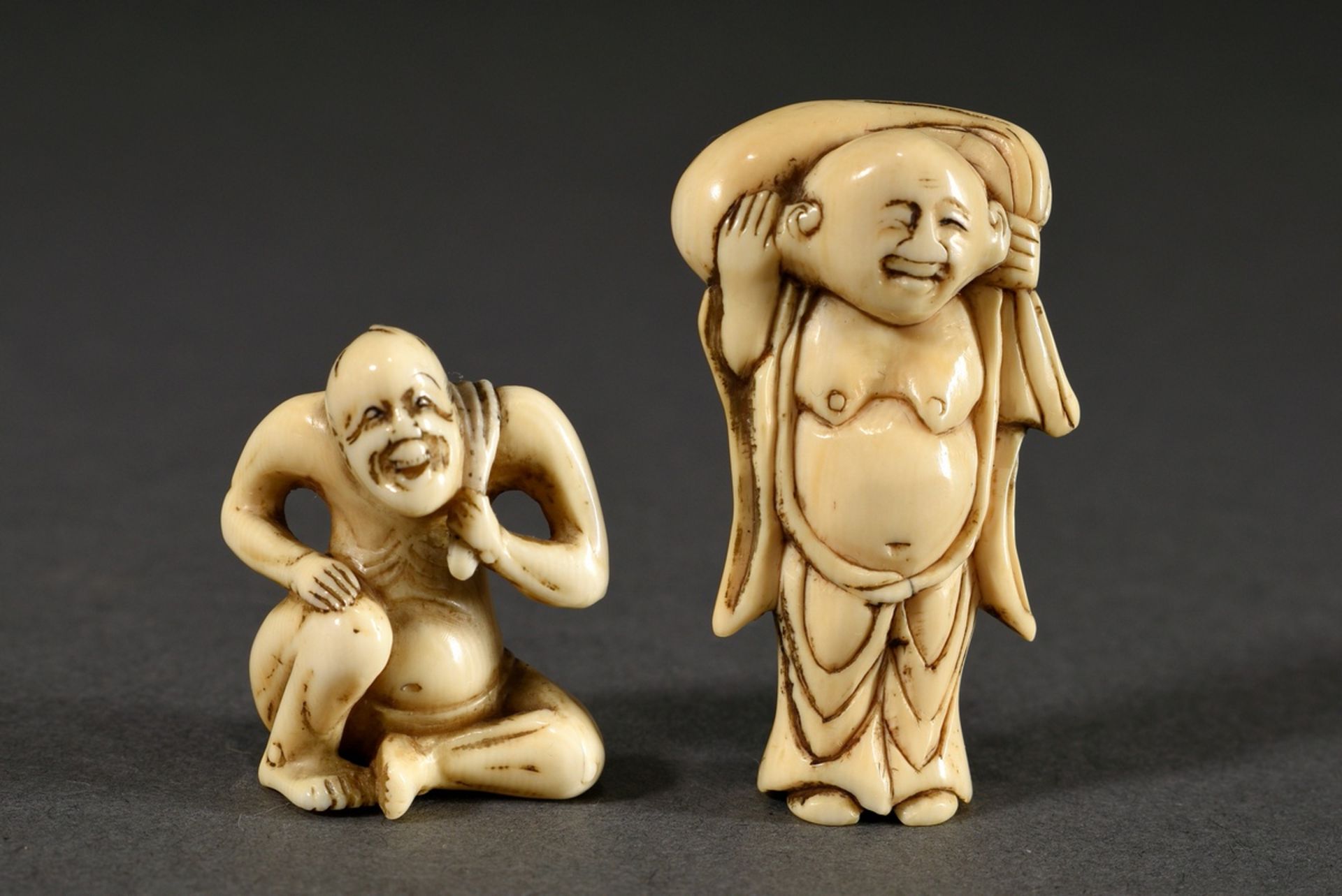 2 Various ivory netsukes "Sitting bather with cloth" (h. 3,5cm), use patina, and "Standing hotei wi