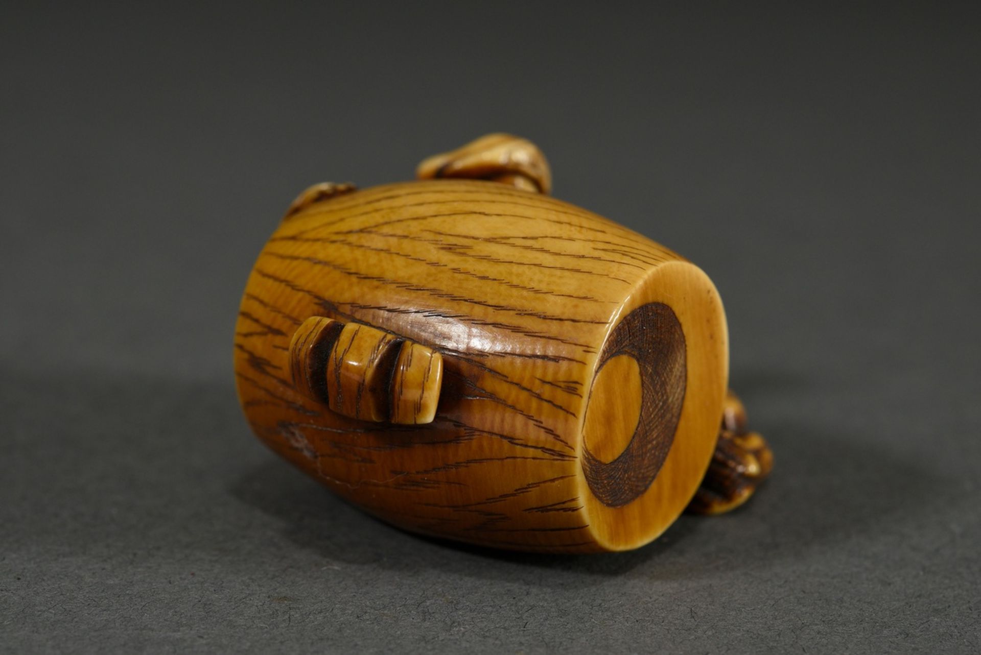 Ivory netsuke "Daikoku with huge rotten lucky hammer", patinated, incised signature, 4x5x2,5cm, per - Image 3 of 7