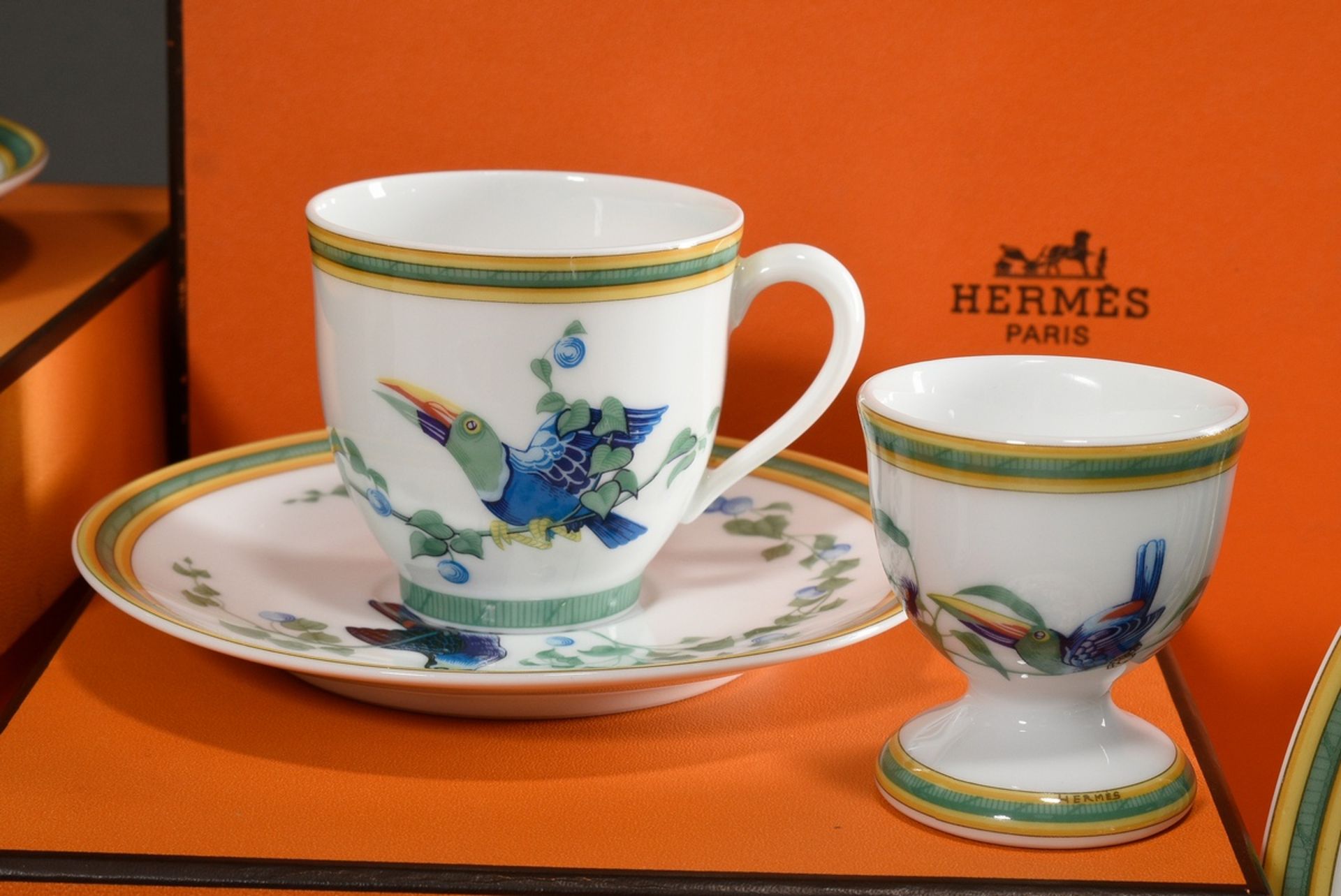 8 Pieces Hermès tableware "Toucans" consisting of: 2 big plates (Ø 27cm), 2 small plates (Ø 22cm),  - Image 3 of 5