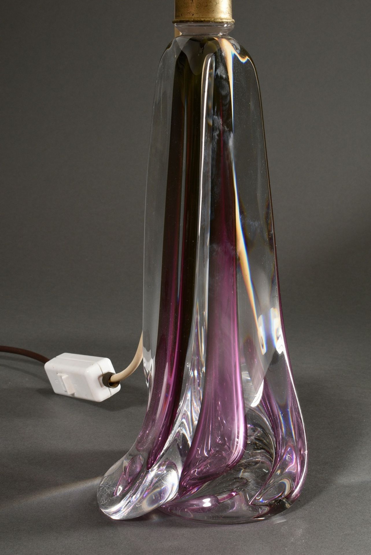 Val St. Lambert Lampenfuß in gedrehter Form, violett verlaufendes Glas, Belgien um 1950/1960, H. 59 - Bild 2 aus 5