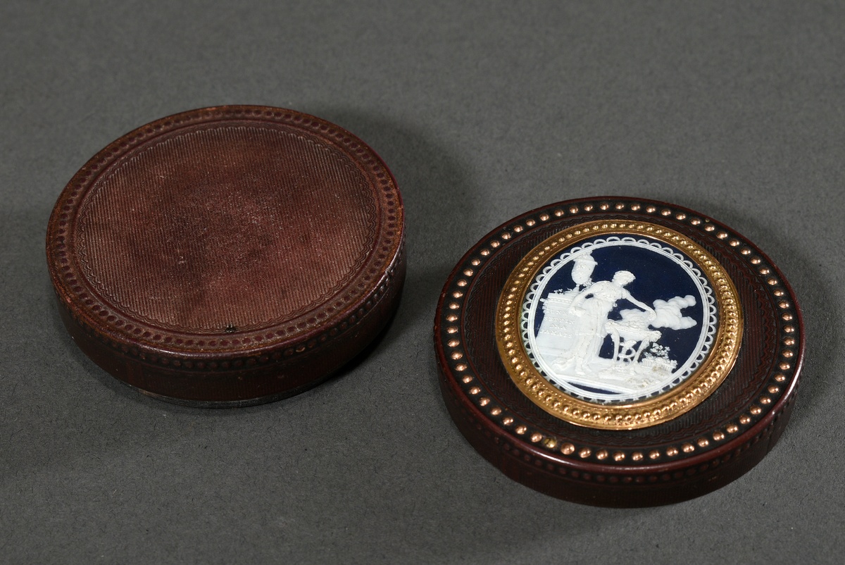 Small round snuffbox with microcarving in the lid "Woman at the altar of love" and inscription "Il  - Image 3 of 5