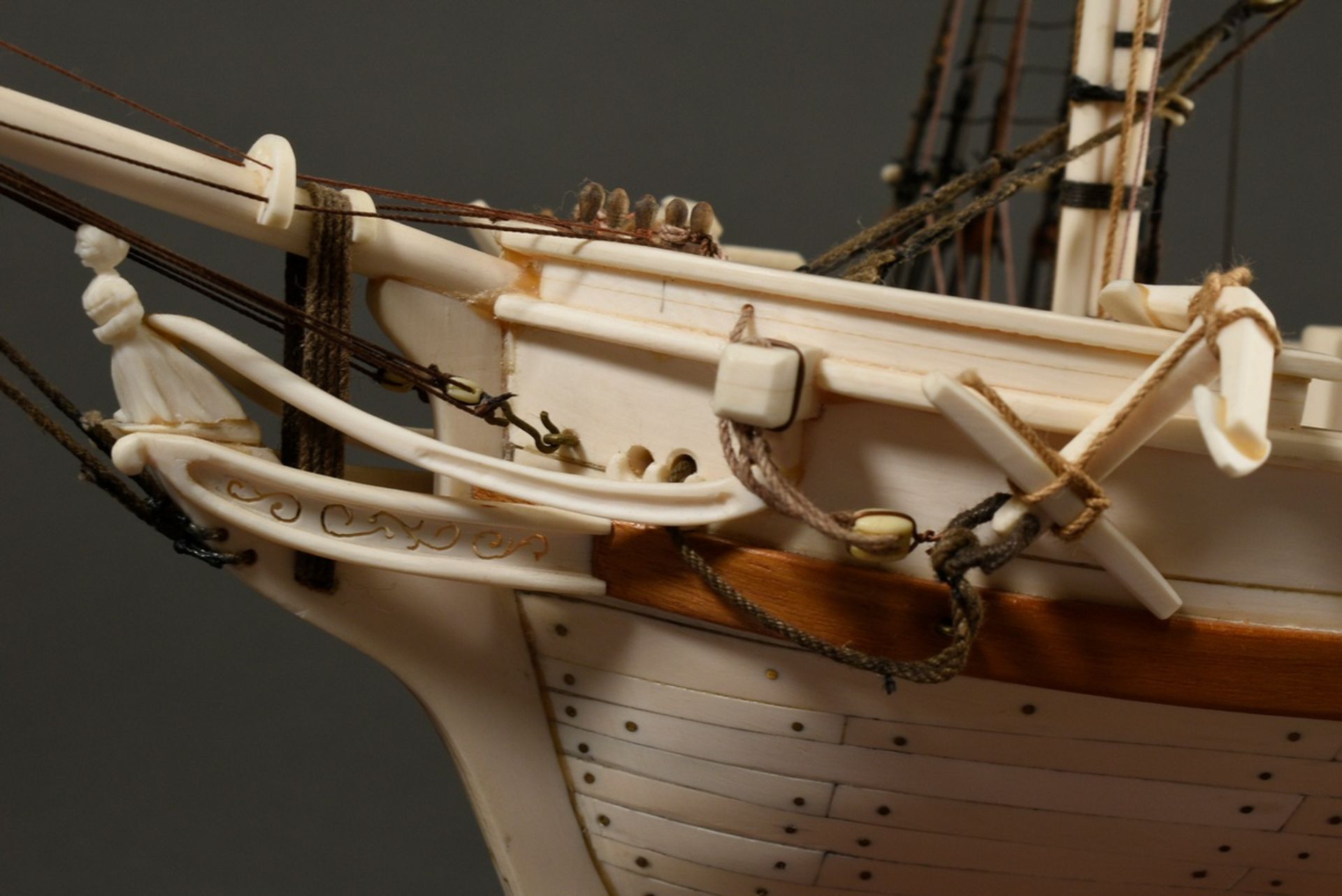 Scrimshaw model ship of the 18 gun brig "Irene" with filigree rigging on wooden base, detailed hand - Image 10 of 15