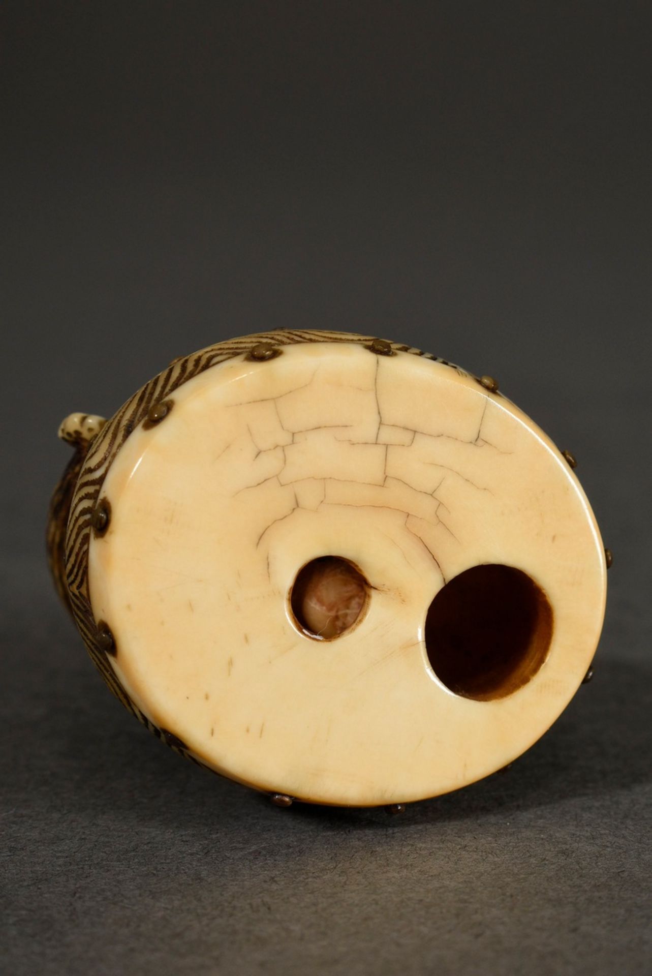 Ivory netsuke "cock on drum" with drum buttons of black horn, beautiful patina of use, around 1850, - Image 4 of 6