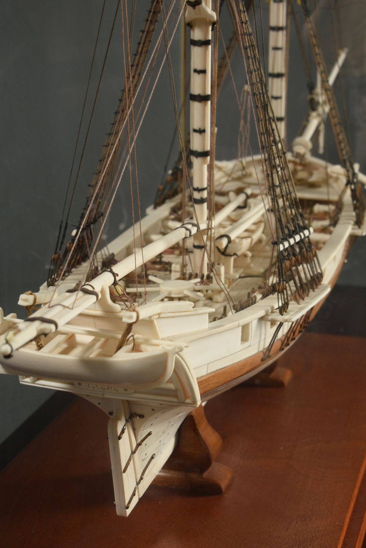 Scrimshaw model ship of the 18 gun brig "Irene" with filigree rigging on wooden base, detailed hand - Image 15 of 15