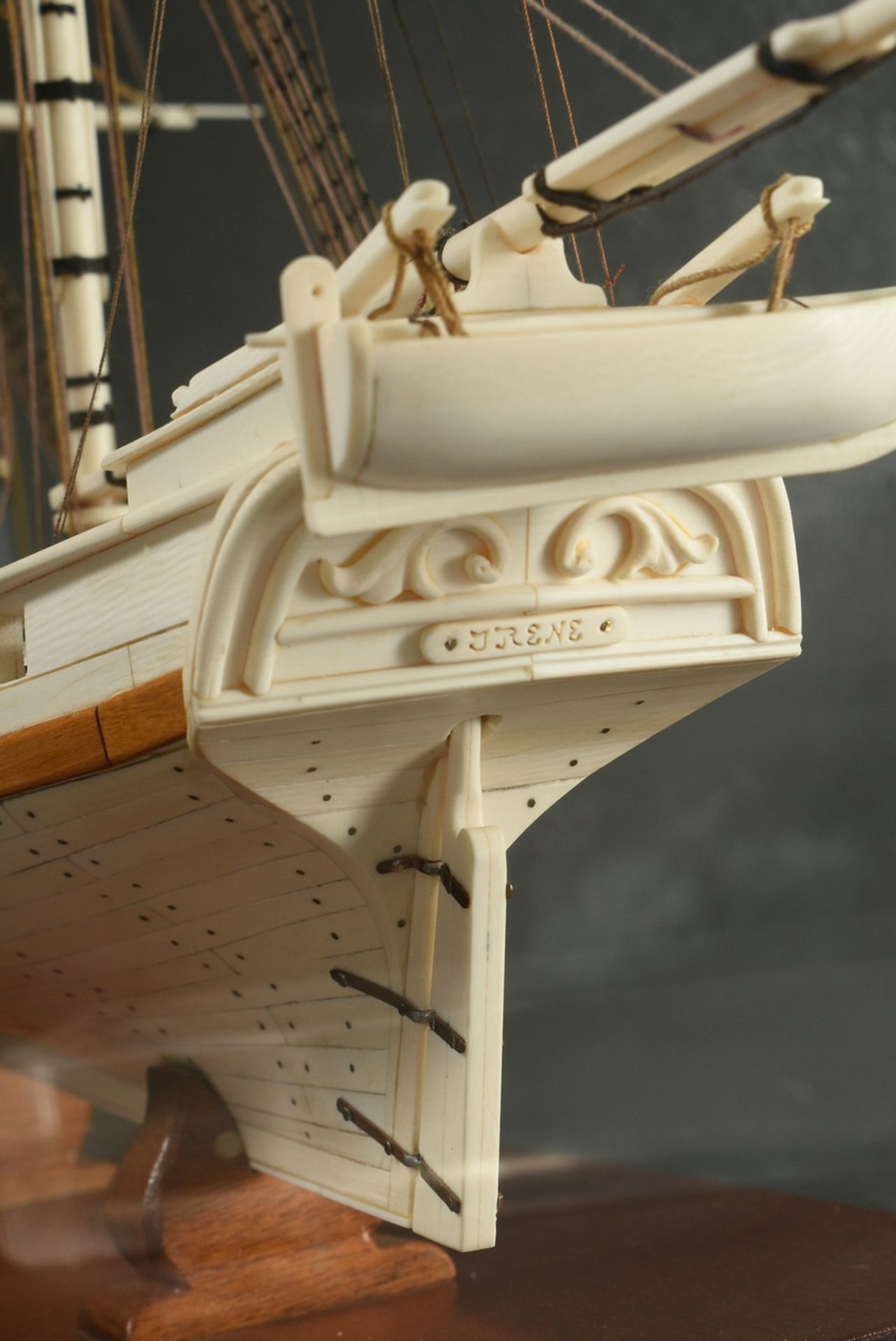 Scrimshaw model ship of the 18 gun brig "Irene" with filigree rigging on wooden base, detailed hand - Image 11 of 15